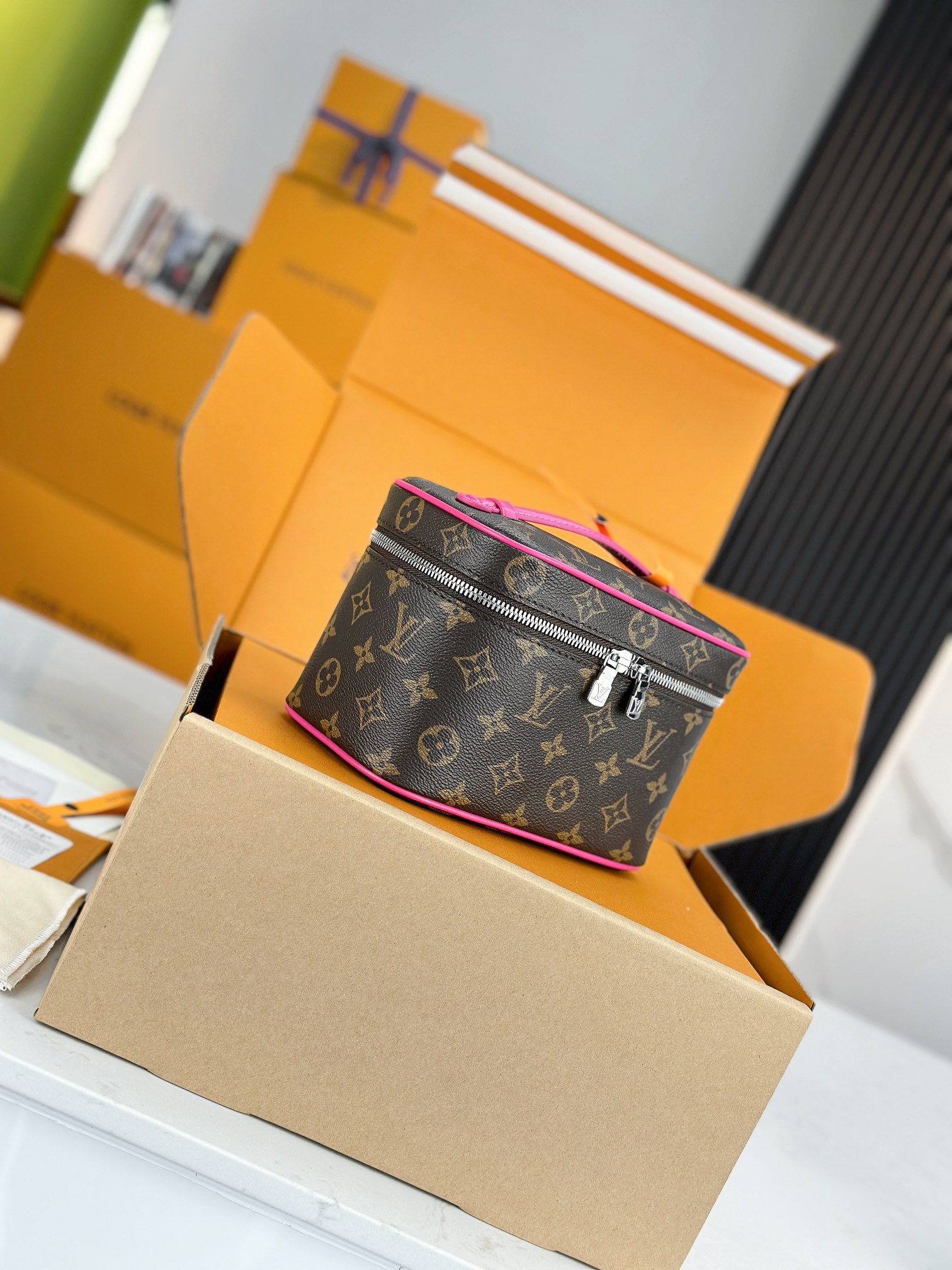 l0vis Vvtt0n nice cosmetic bag-13.5 x 12 x 20cm