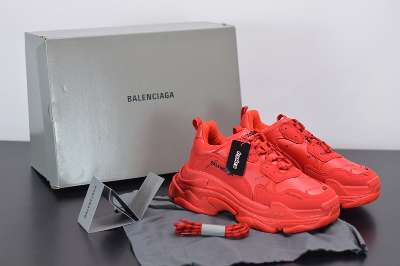 Ba*len*cia*ga triple s