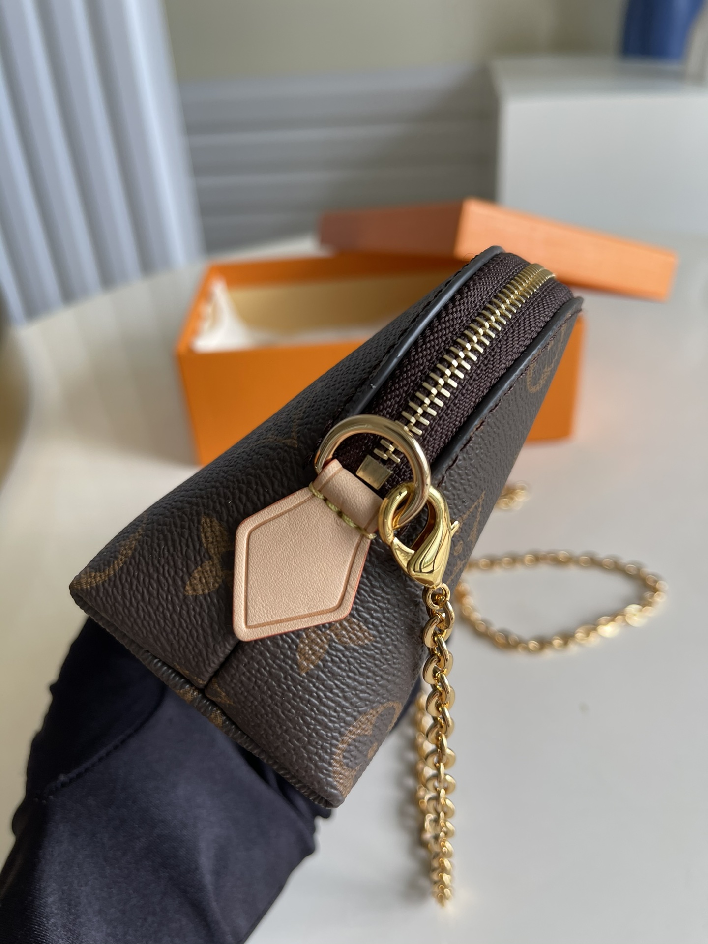 l0*is V*t0n cosmetic bag-17*12*6cm