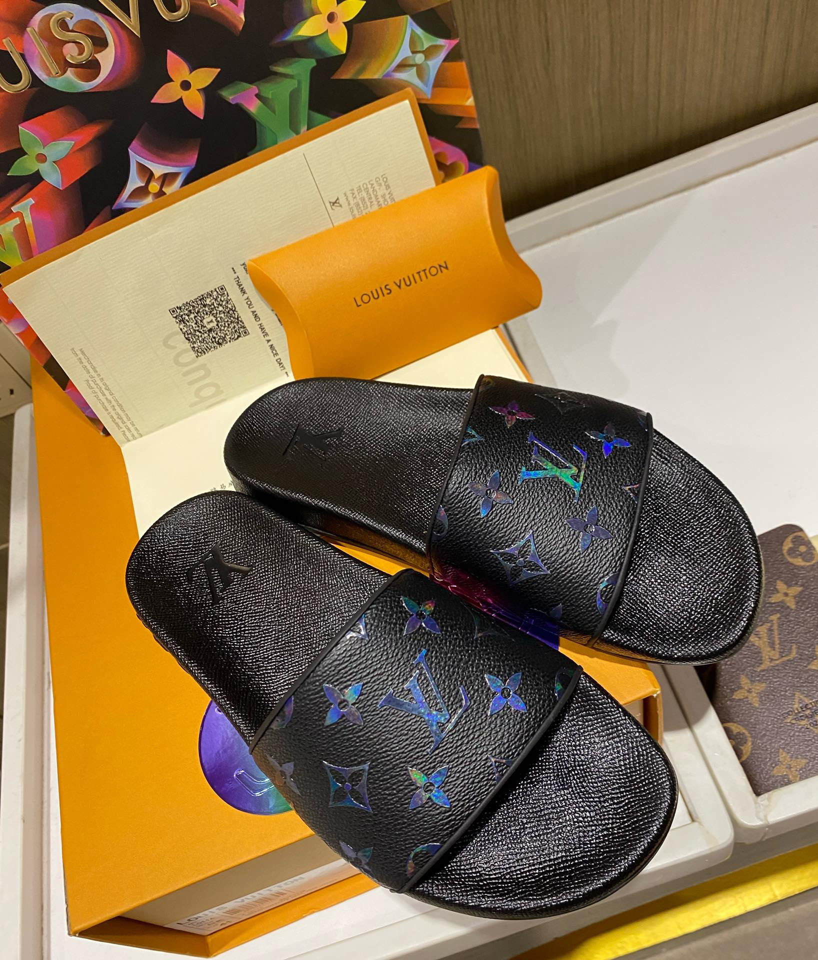 l0*is V*t0n slippers