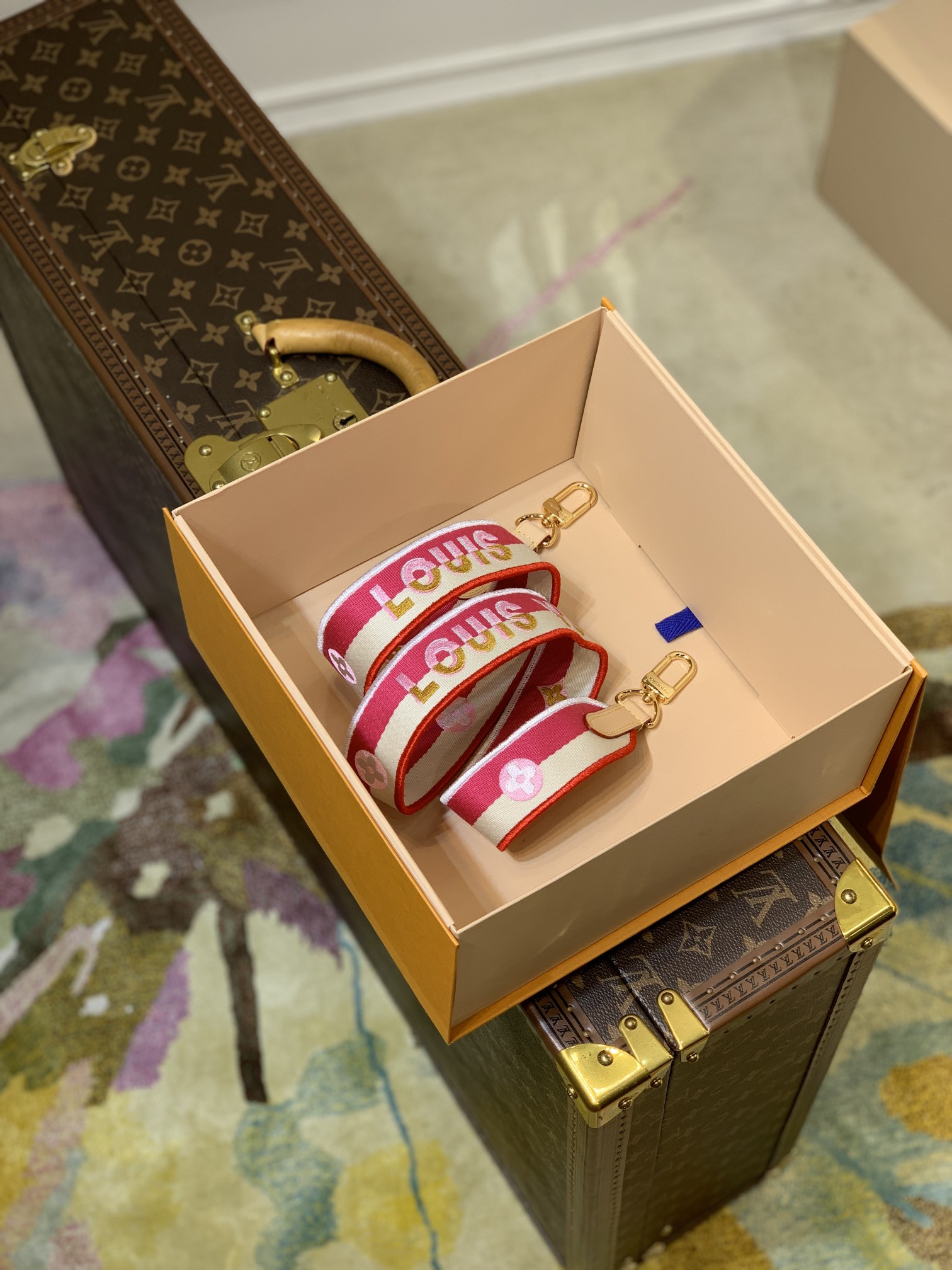 l0*is V*t0n strap