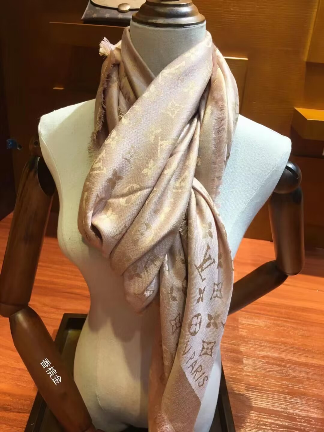 l0*is V*t0n scarf