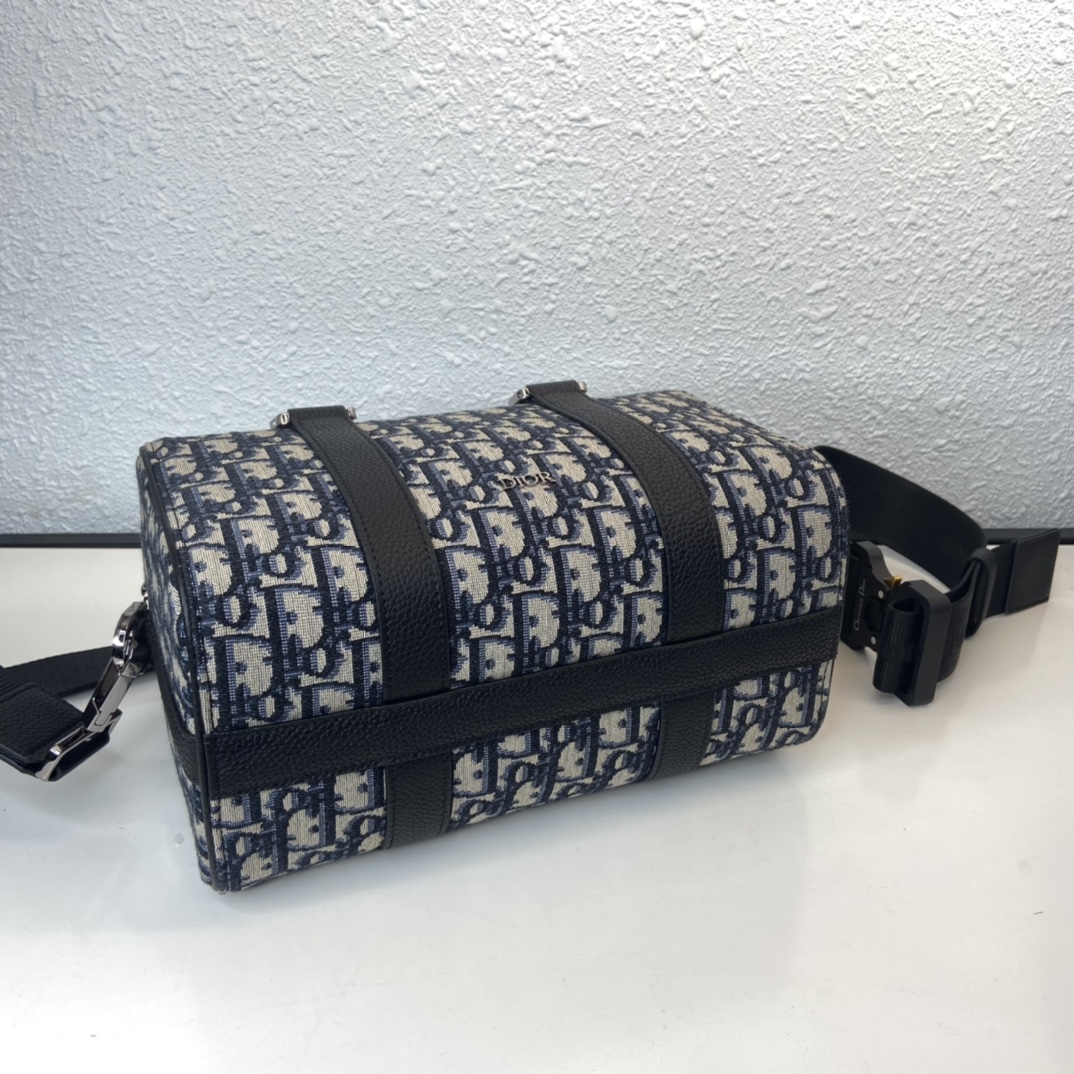 D*or oblique bag-26 x 16 x 14.5 cm