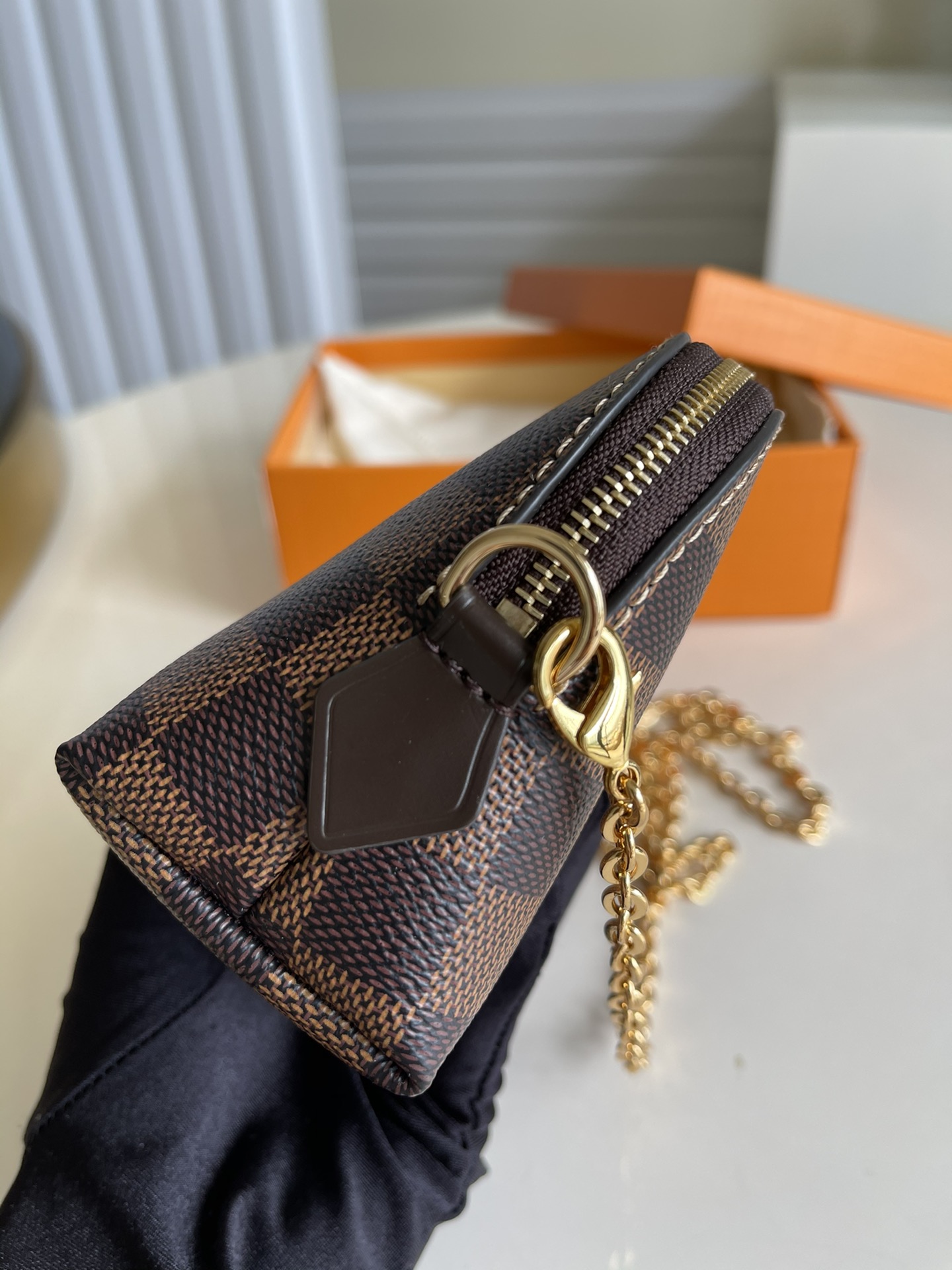 l0*is V*t0n cosmetic bag-17*12*6cm