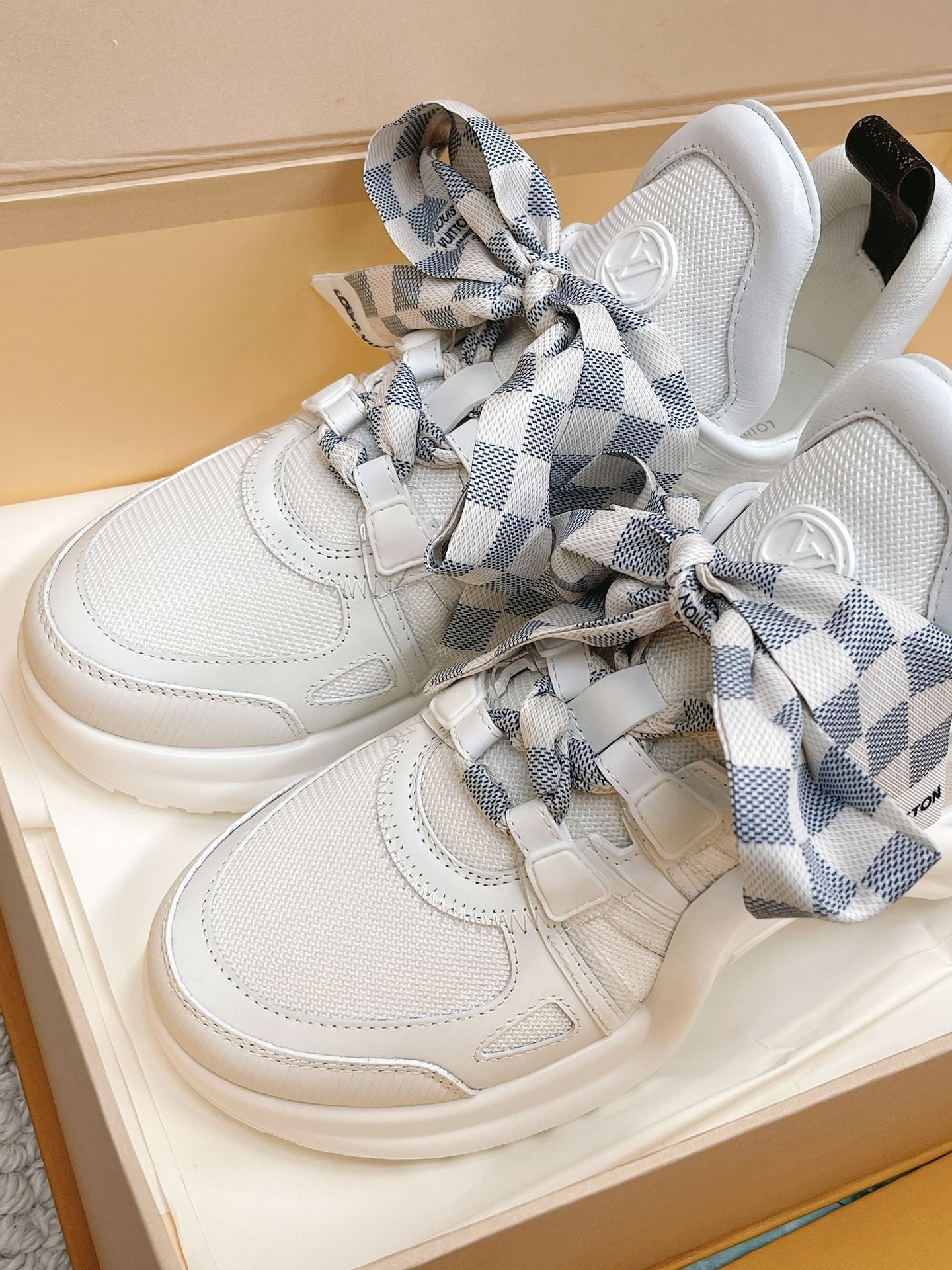 l0*is V*t0n archlight sneaker