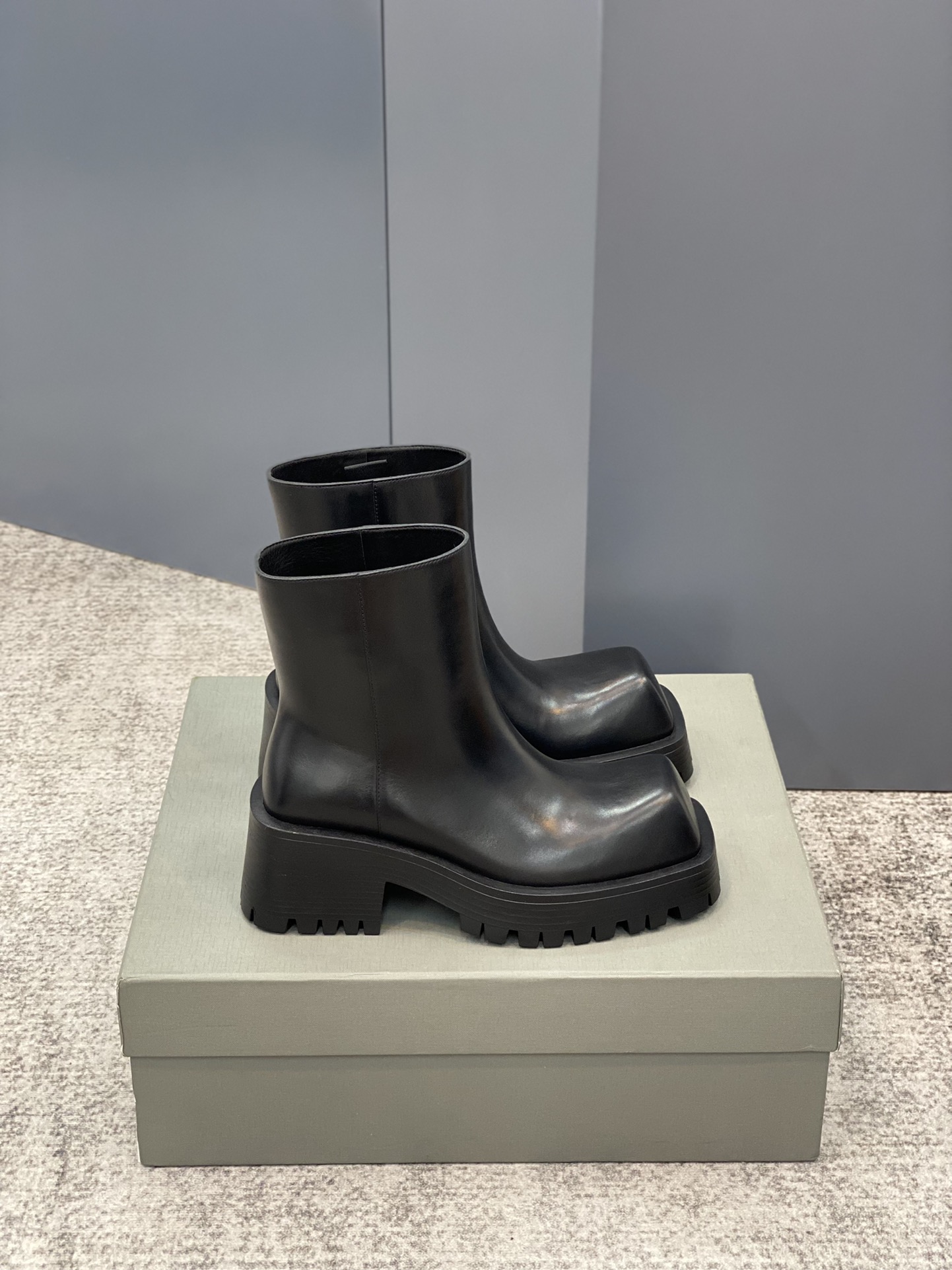 Ba*len*cia*ga boots