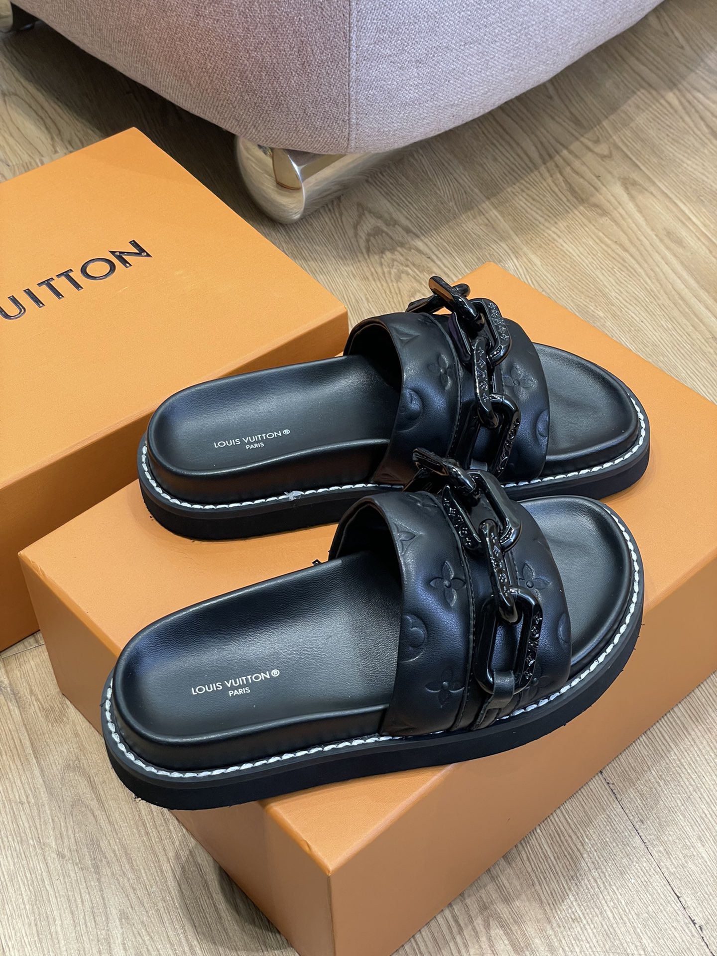 l0*is V*t0n 2022ss sandals