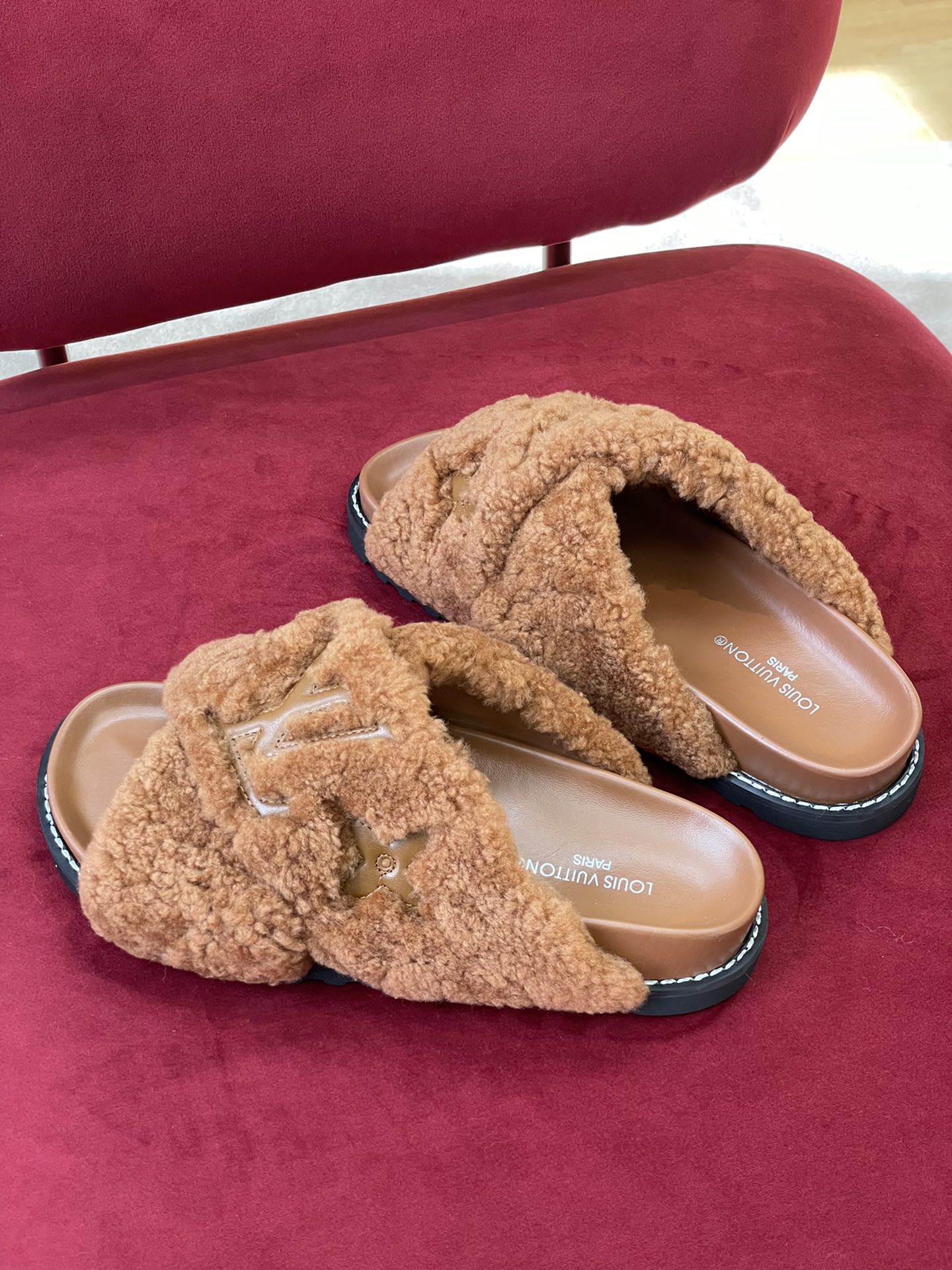 l0*is V*t0n paseo sandals