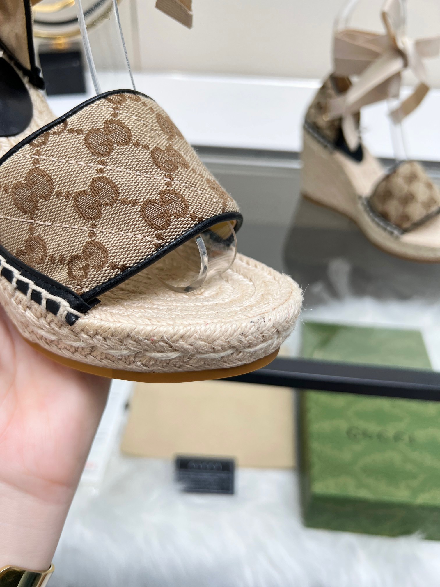 G*u*i sandals