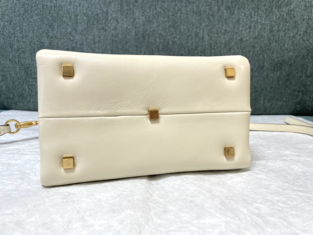 Va1e*ntin0 garavani onestud-18.5 x15x11cm