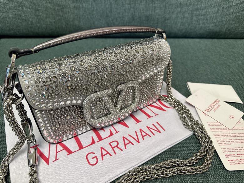 Va1e*ntin0 garavani lambskin locò cross-19*10.5*5cm