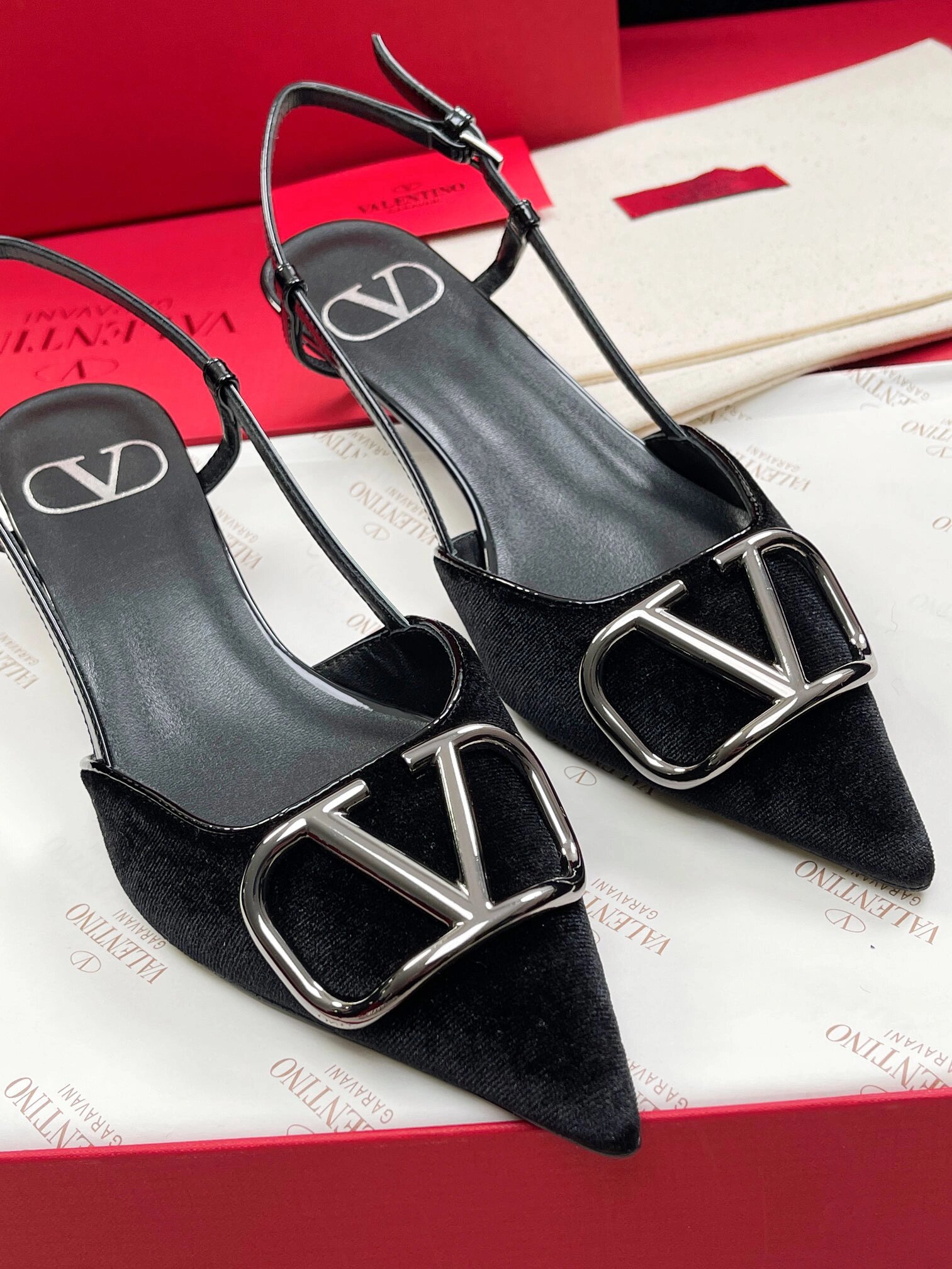 Va1e*ntin0 heels