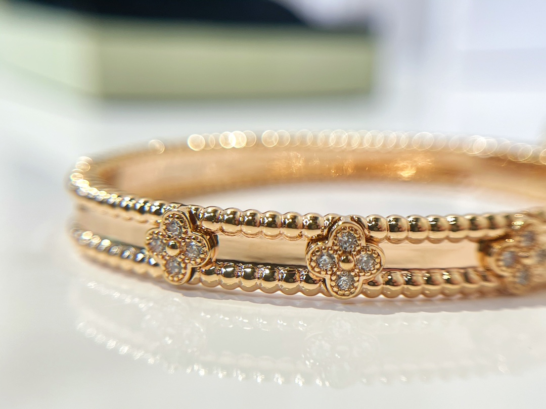 V*N CL*F &arpels bracelet