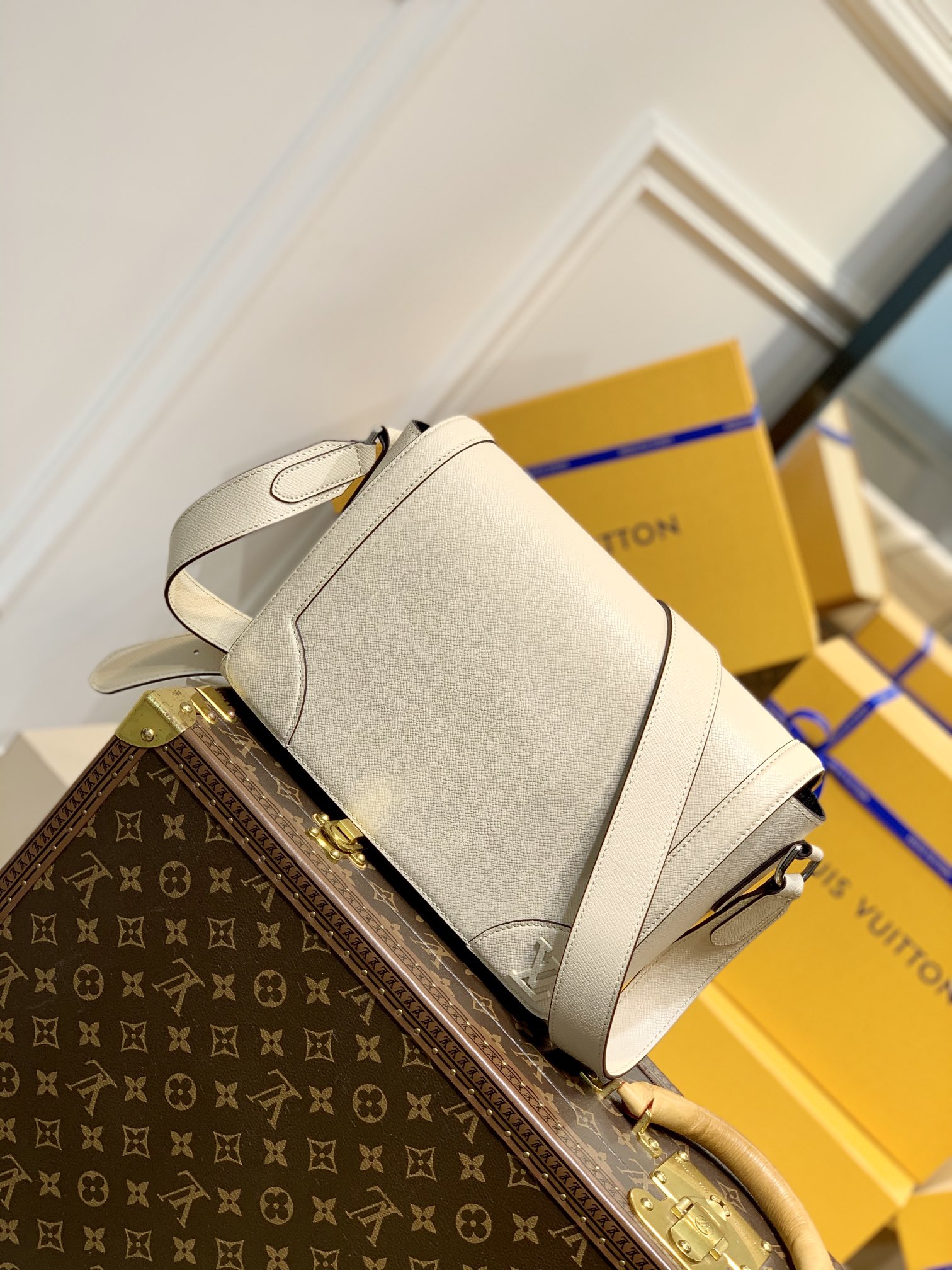 LV New Flap-M30807-28.3 x 18.3 x 4.3CM