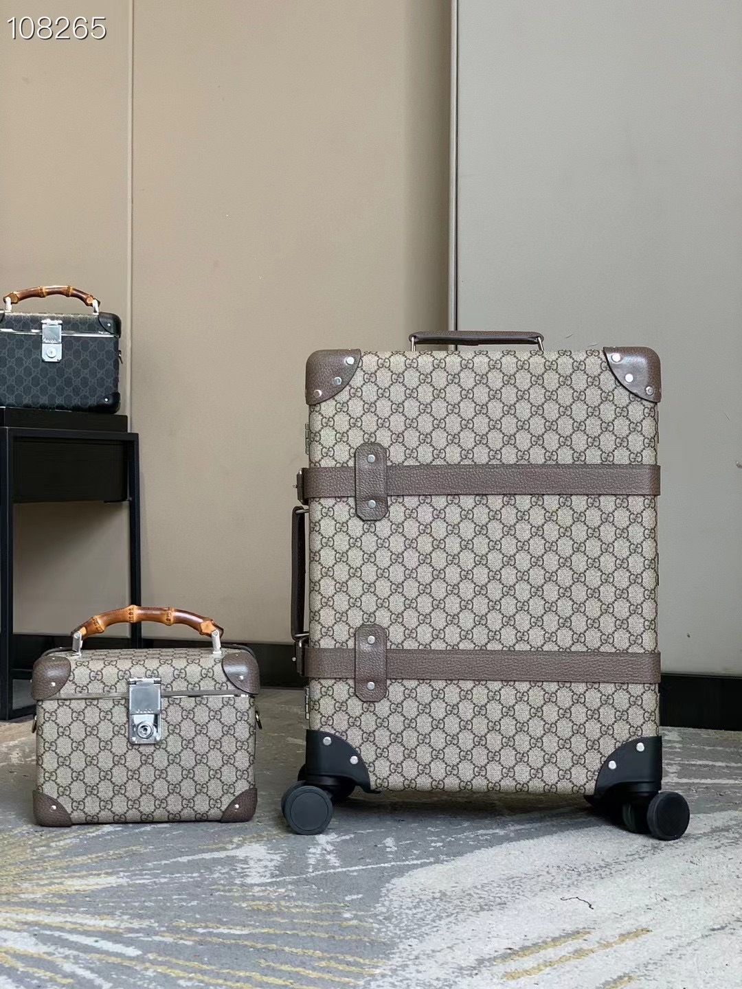 G*u*i globe-trotter travel box
