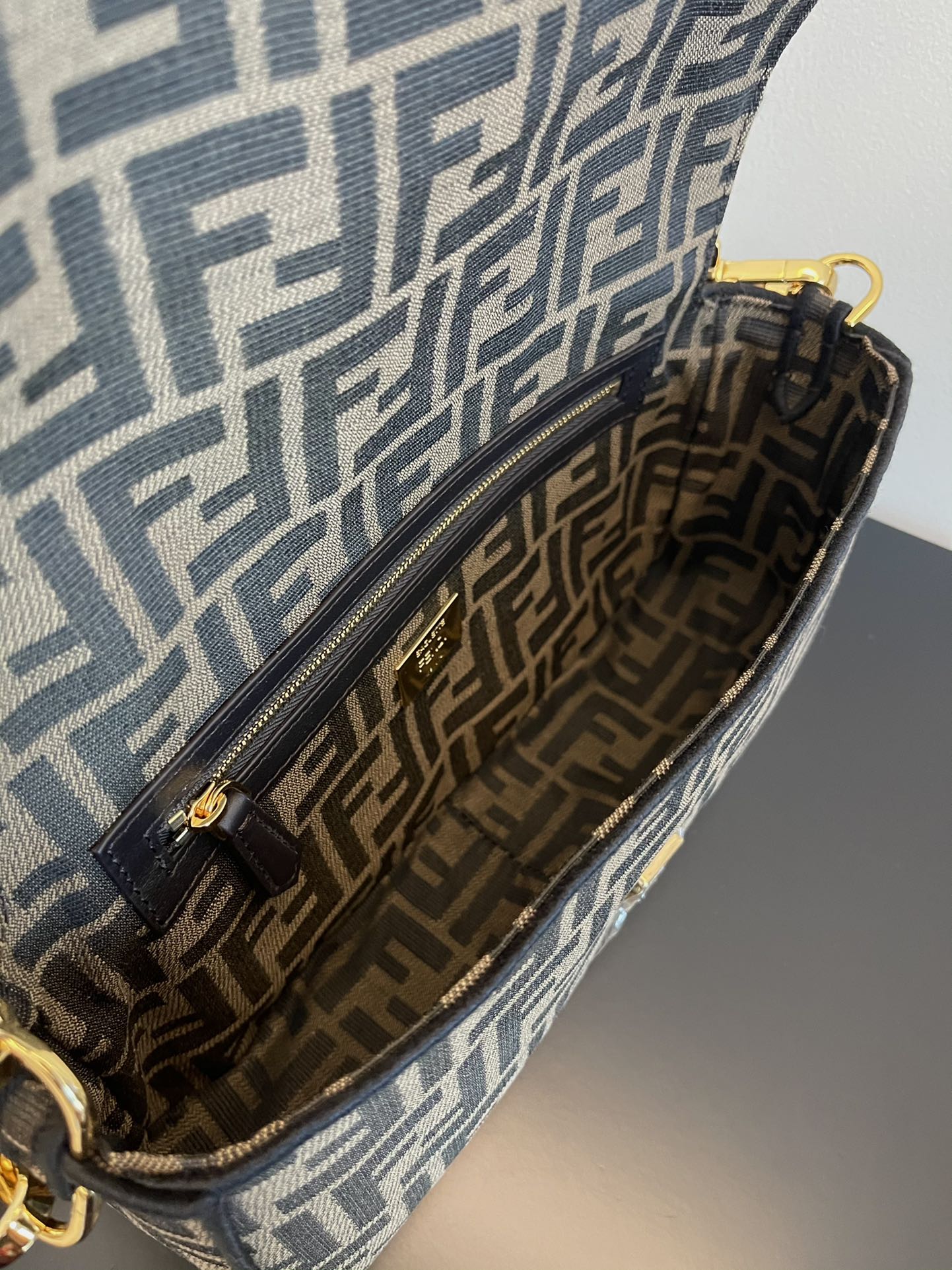 F**di baguette bag-26x14x4cm