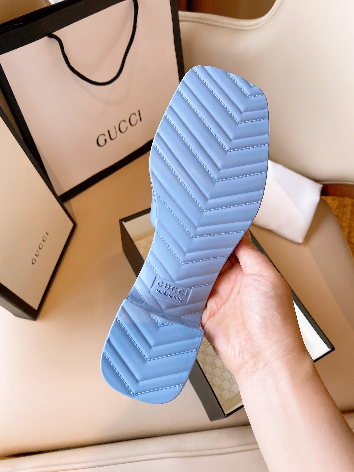 G*u*i sandals