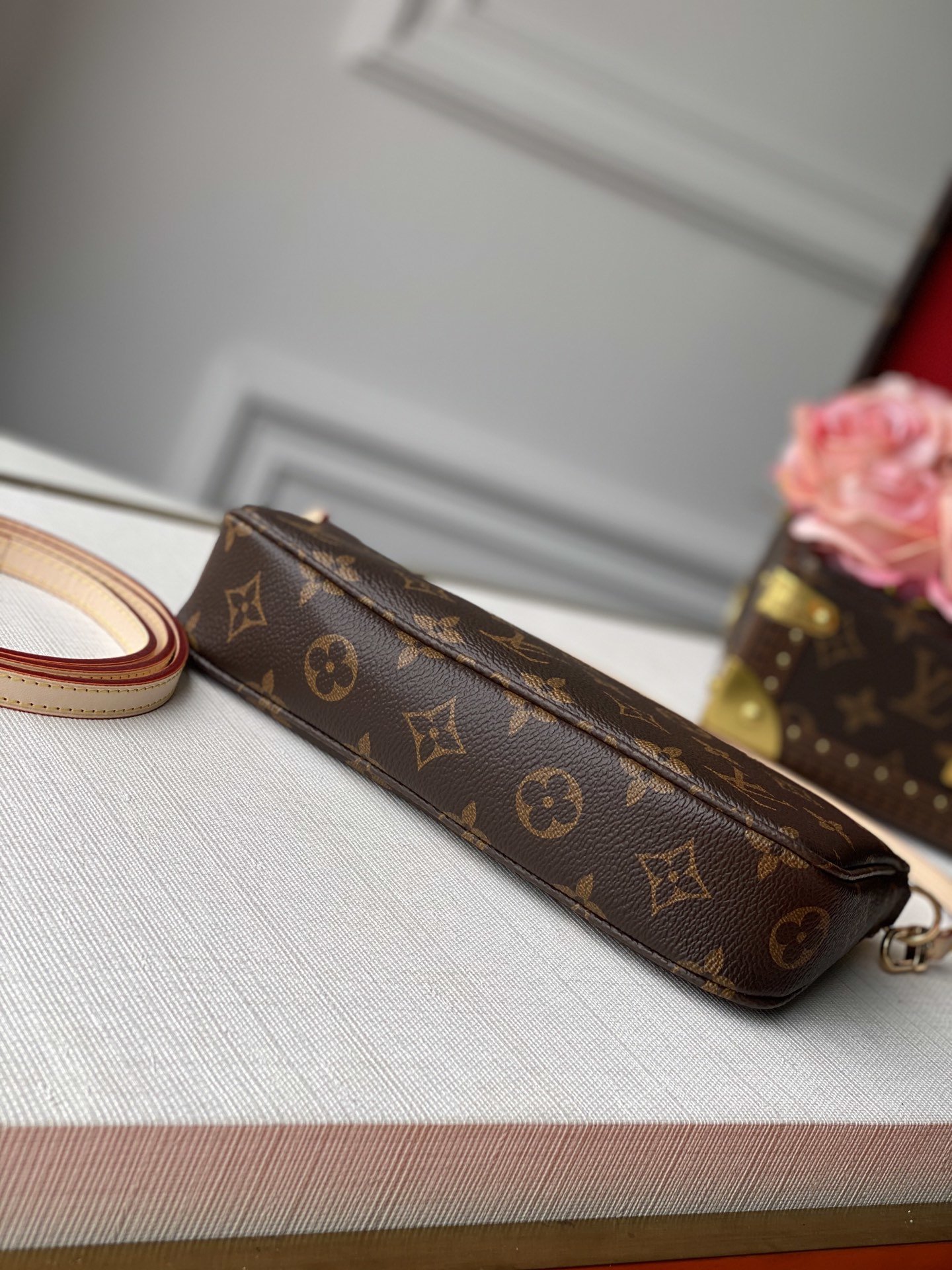 l0*is V*t0n pochette accessions-21*4*13cm