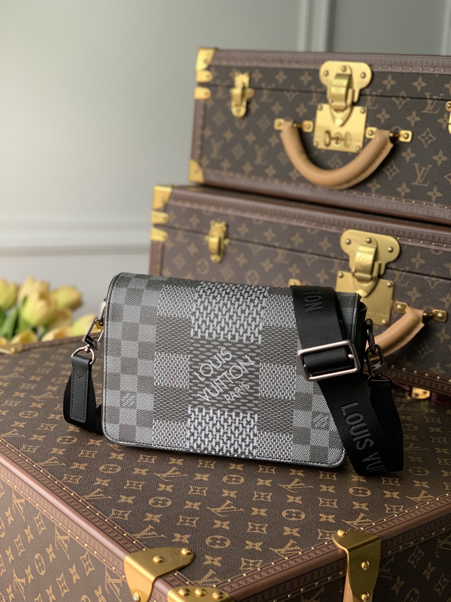 l0*is V*t0n studio messenger bag-23.5* 14*5 cm
