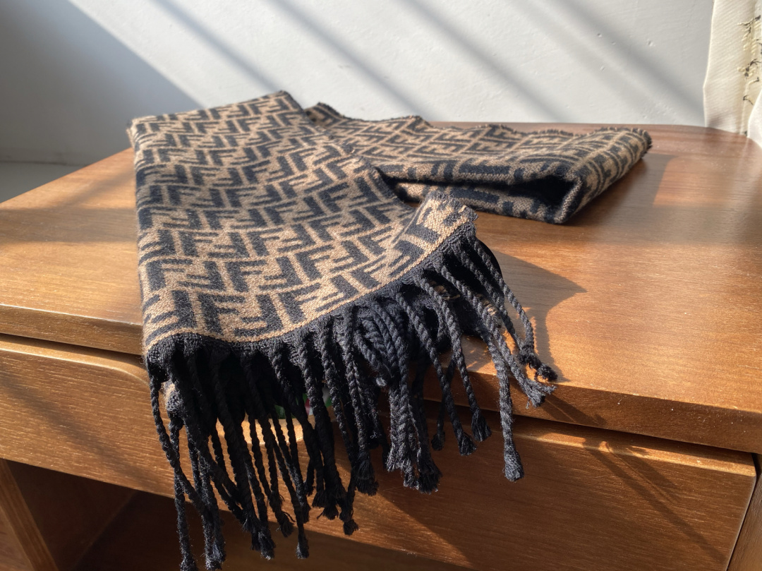 F**di scarf