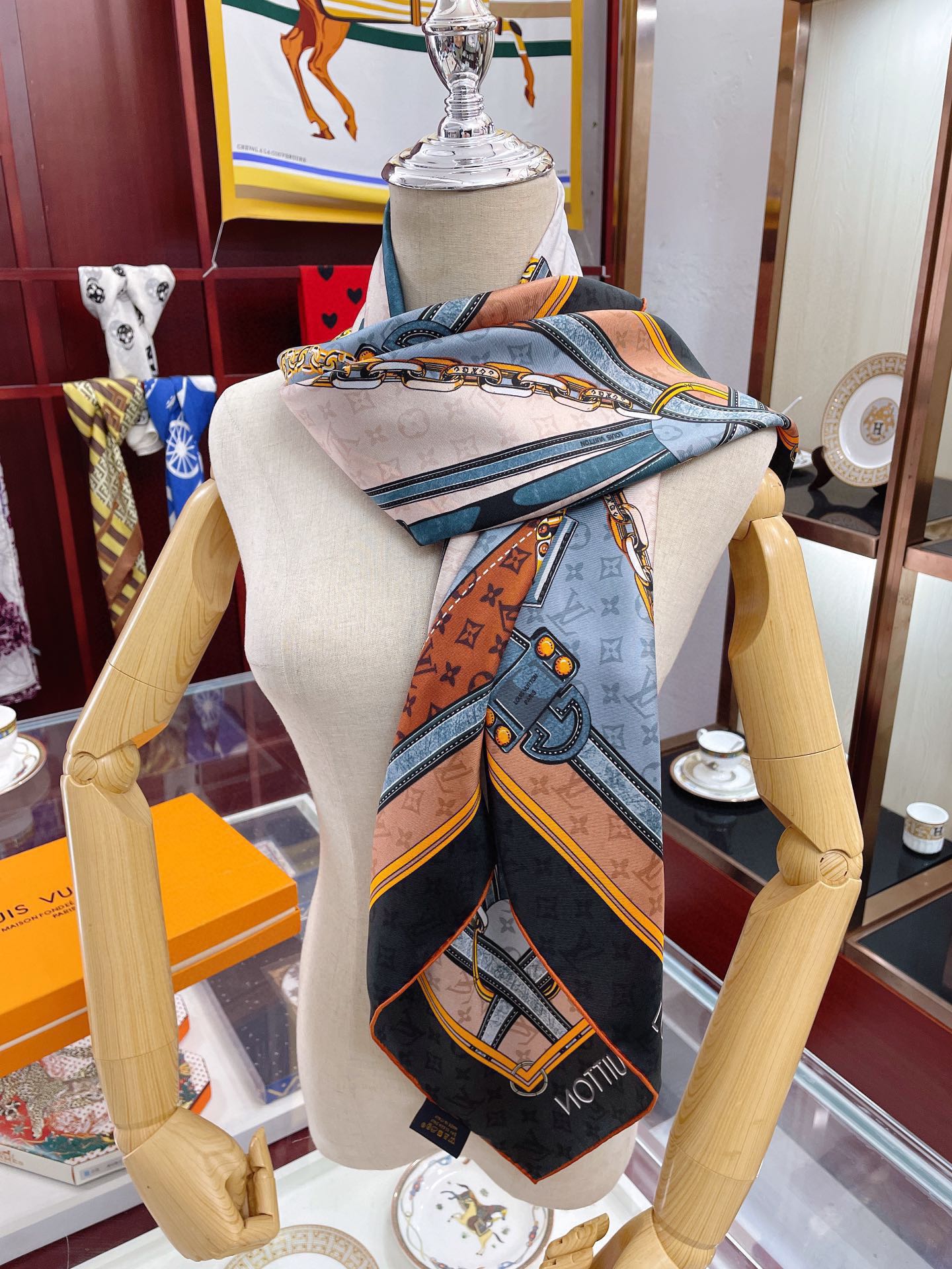 l0*is V*t0n silk square scarf-90*90cm
