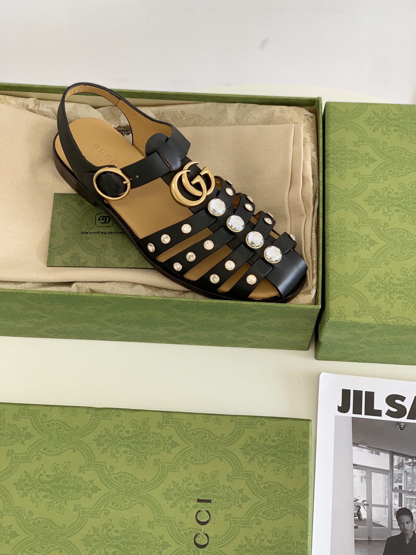G*u*i sandals