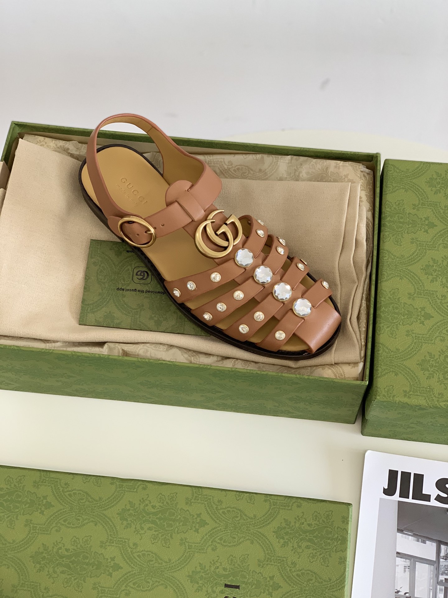 G*u*i sandals
