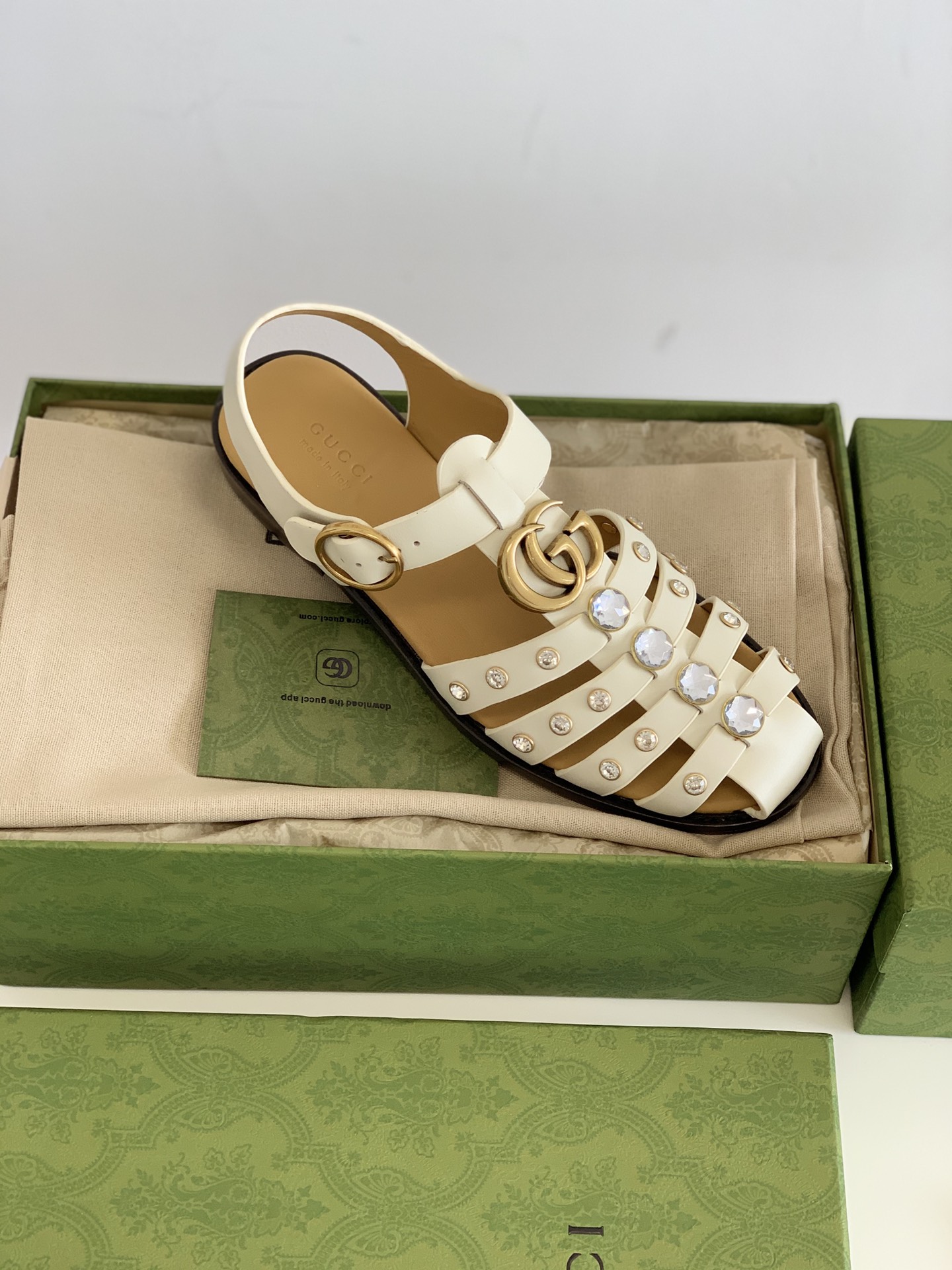 G*u*i sandals
