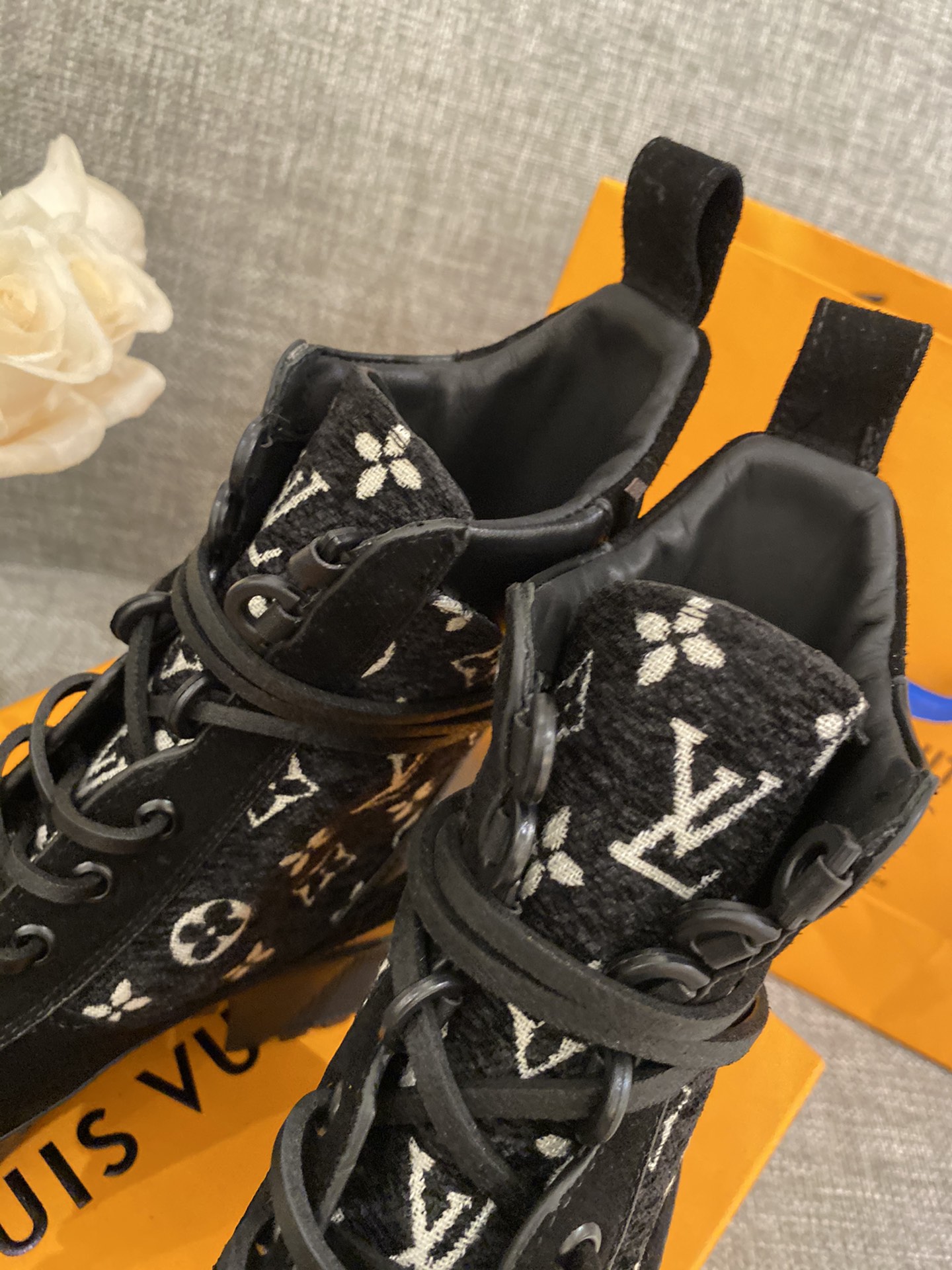 l0*is V*t0n boots