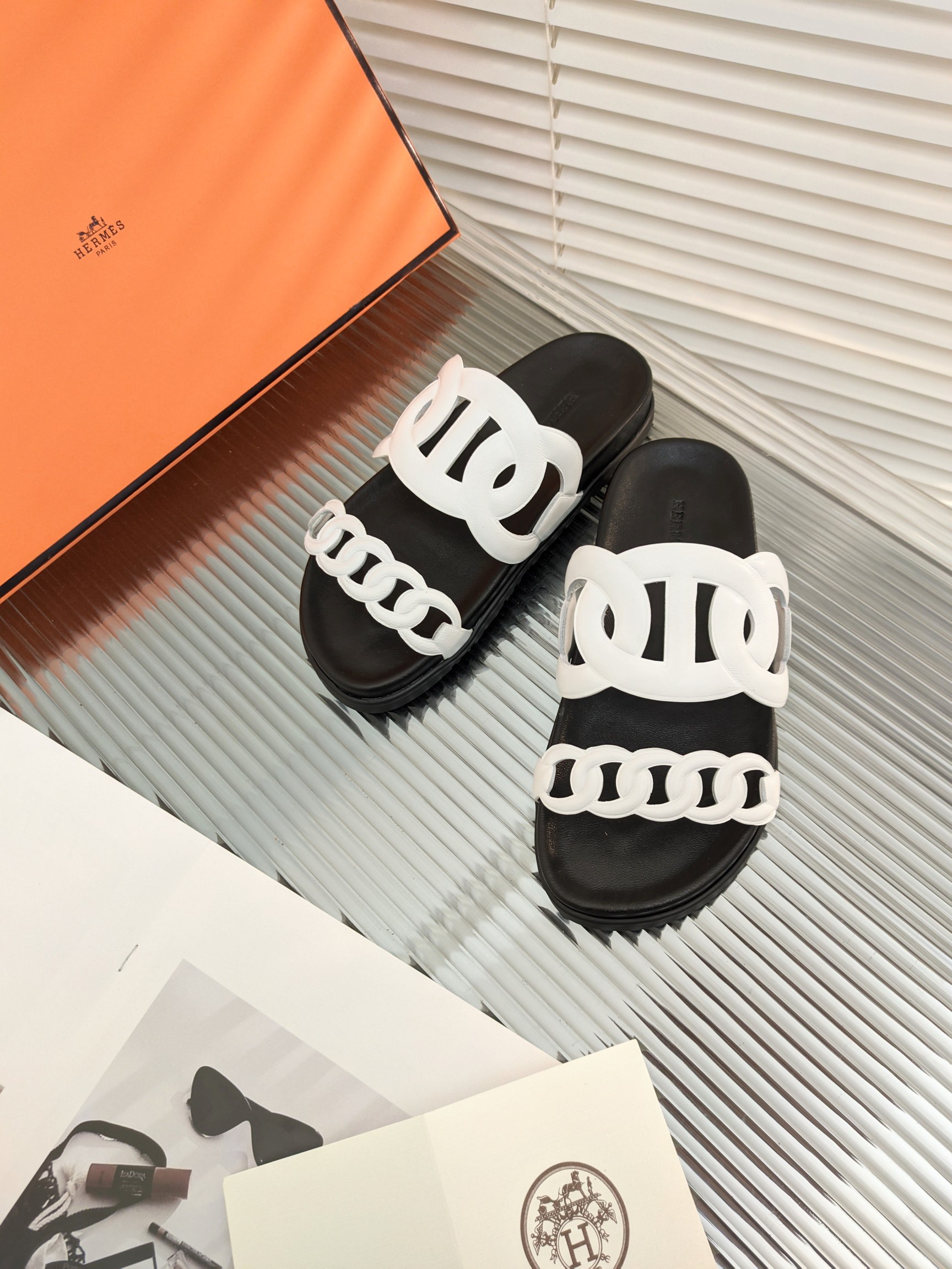 H**mes sandals
