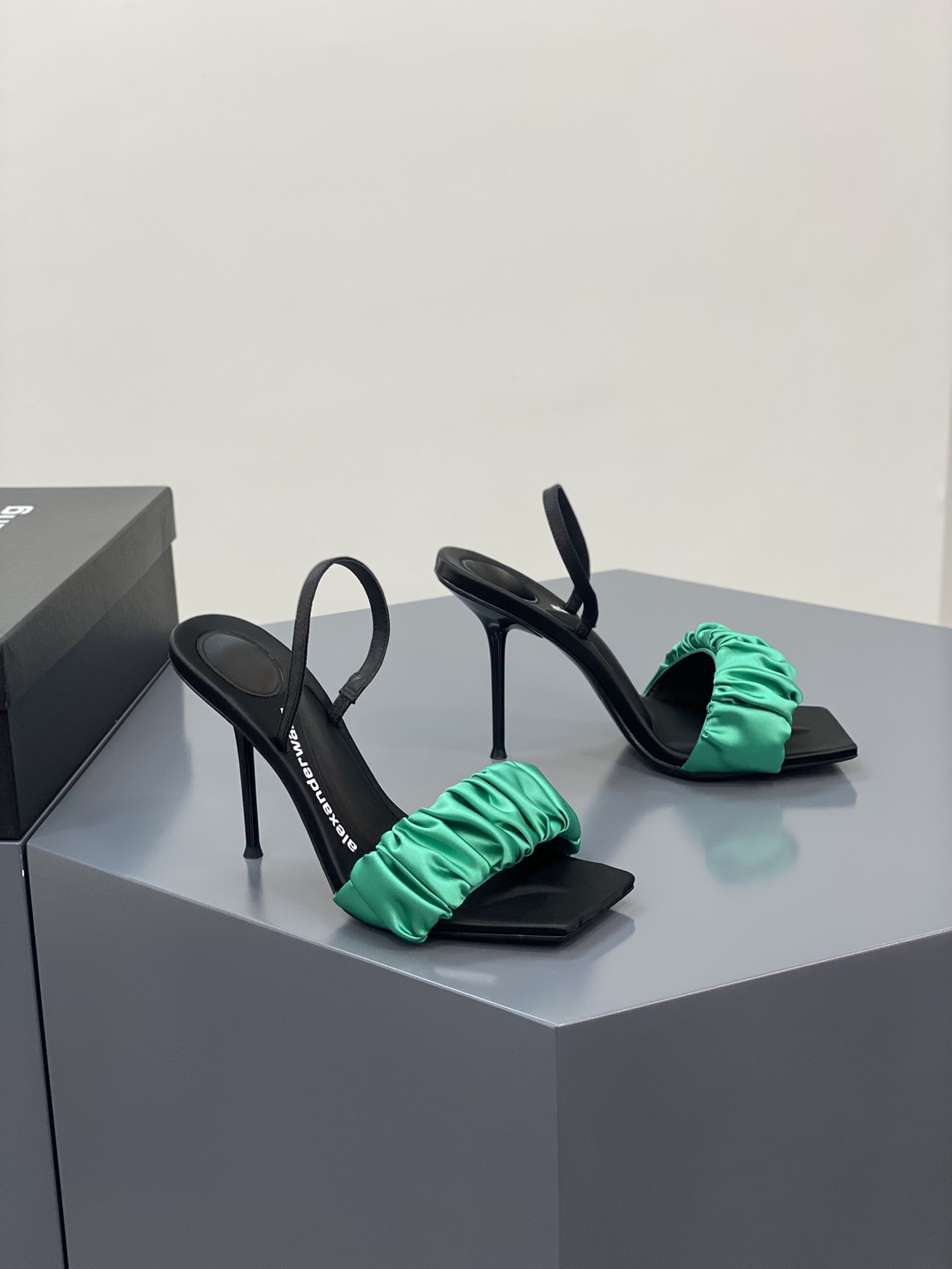 A1exa*der heels