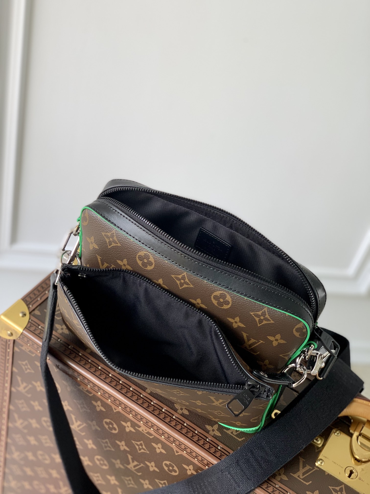 l0*is V*t0ntrio handbag-25*18.5*7cm