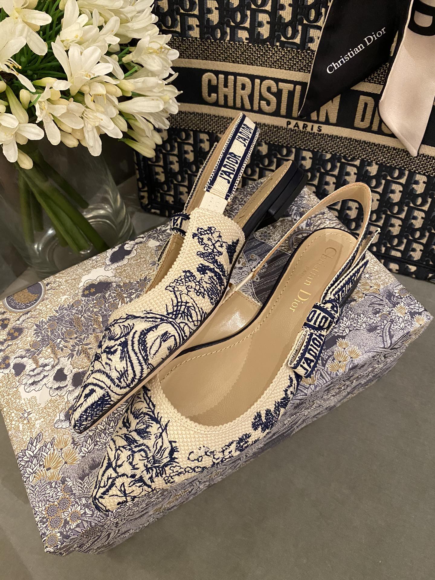 D*or flap shoes