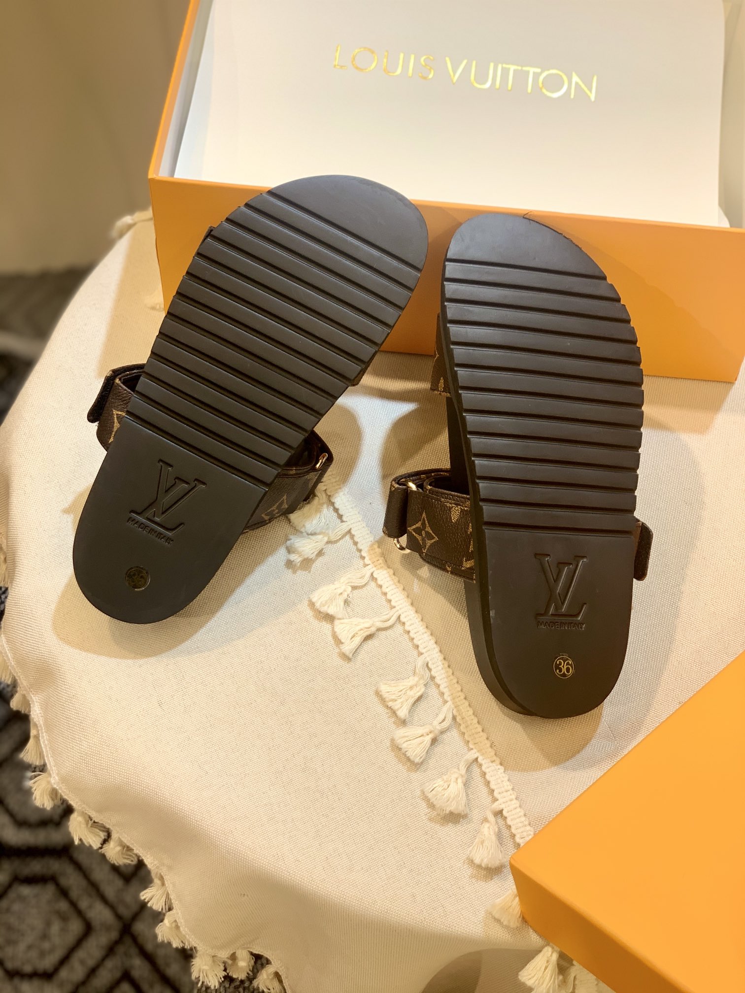 l0*is V*t0n sandals