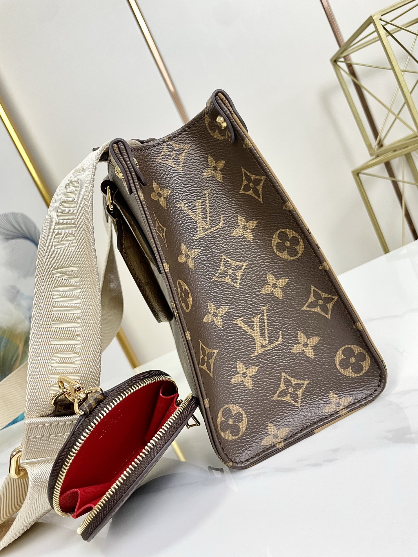 l0*is V*t0n onthego handbag-25*19*11.5 cm