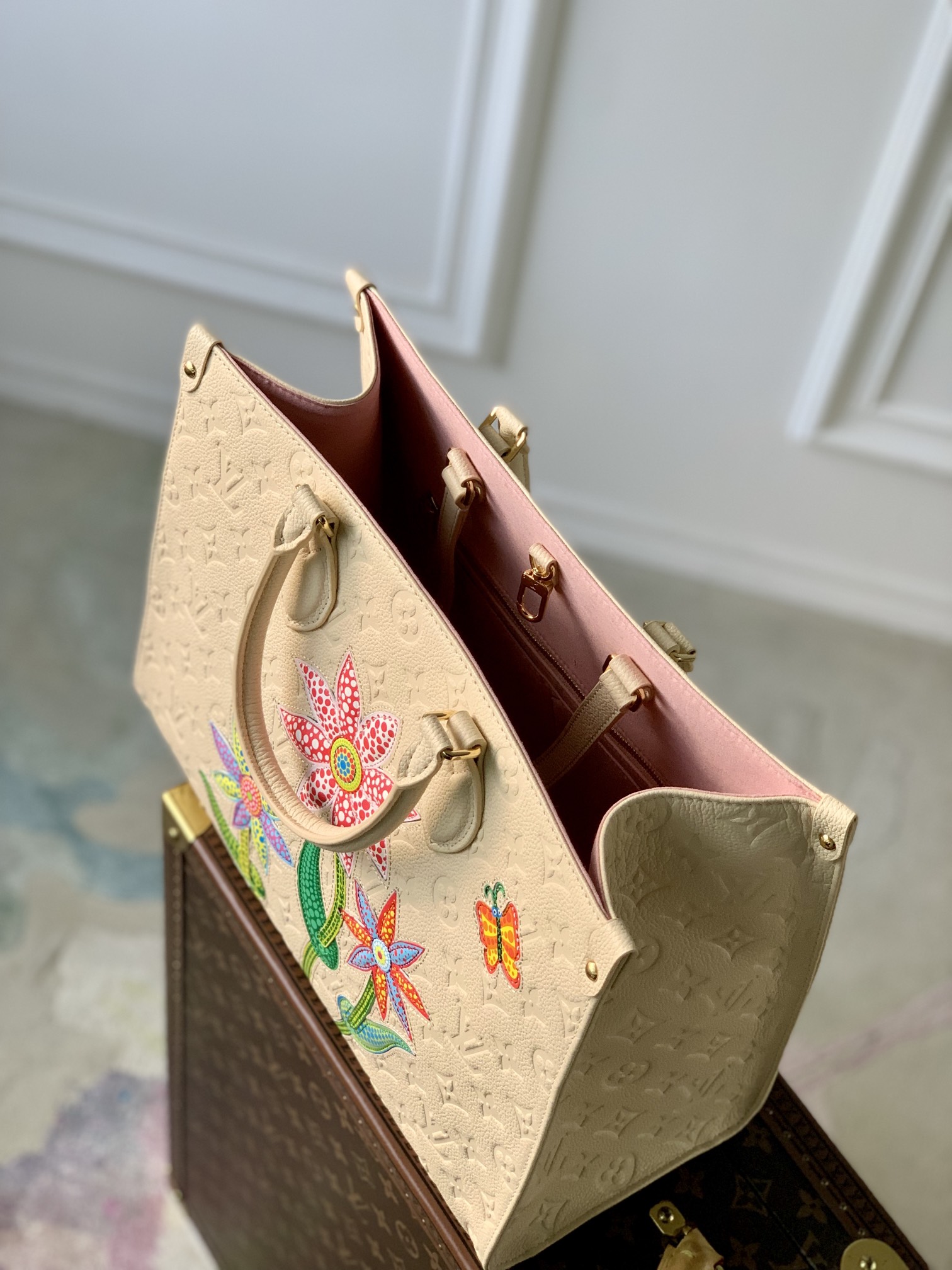 l0*is V*t0n x ykonthego handbag-35 x 27 x 14 cm