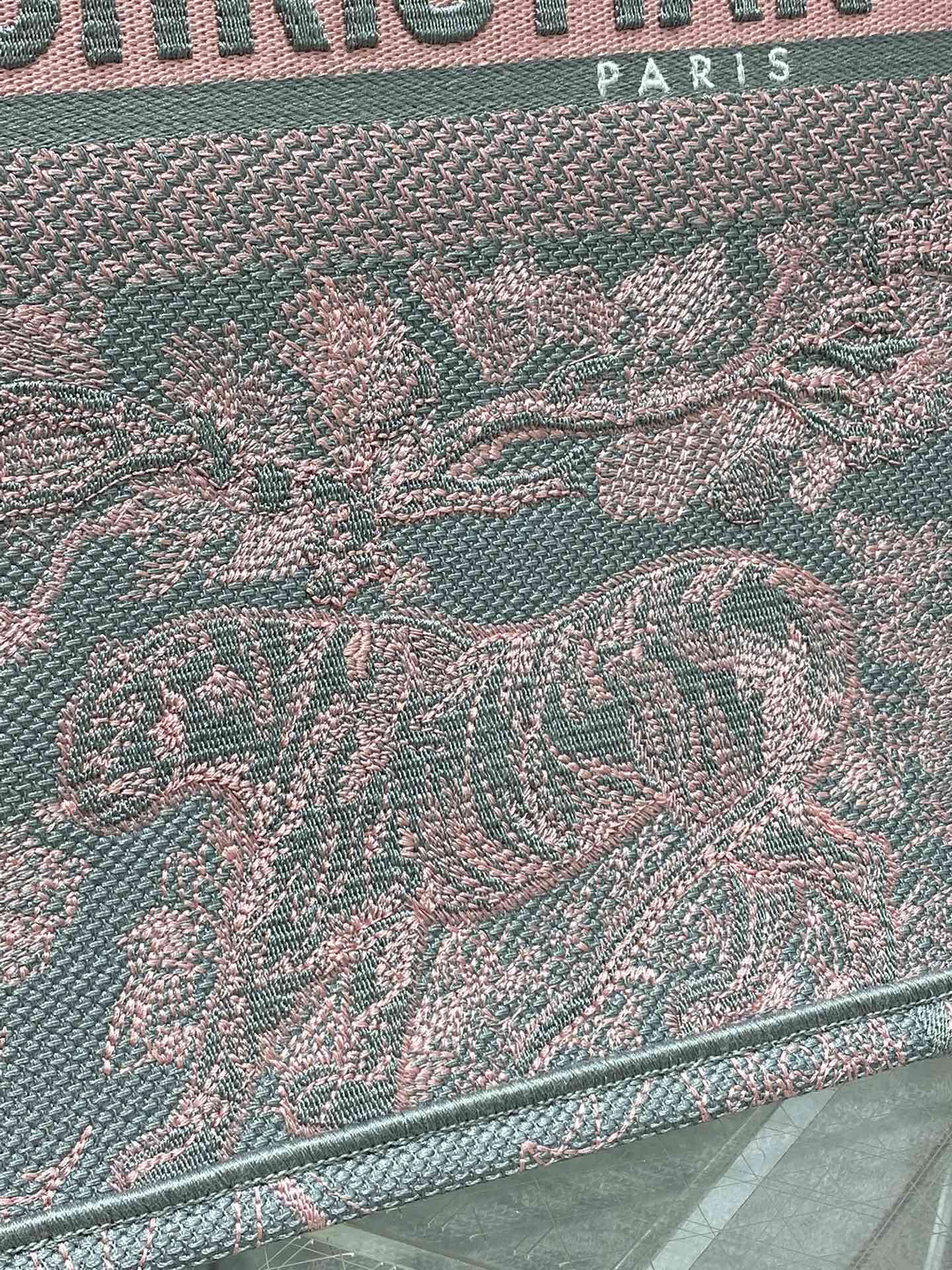 D*or book tote