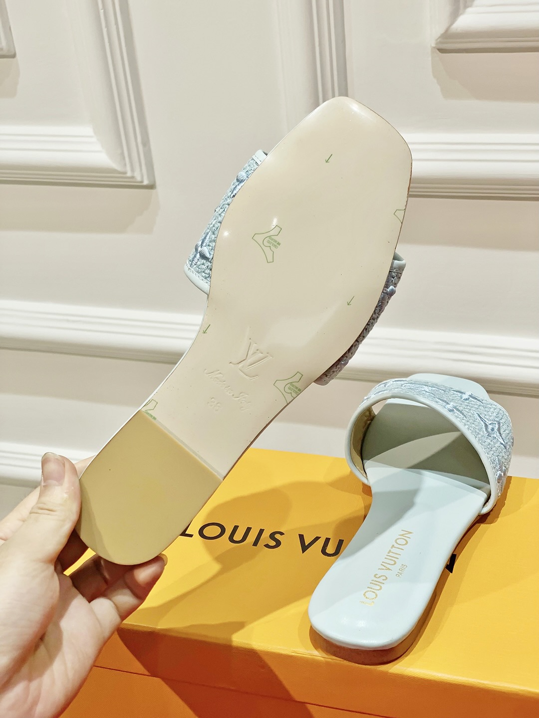 l0*is V*t0n slippers