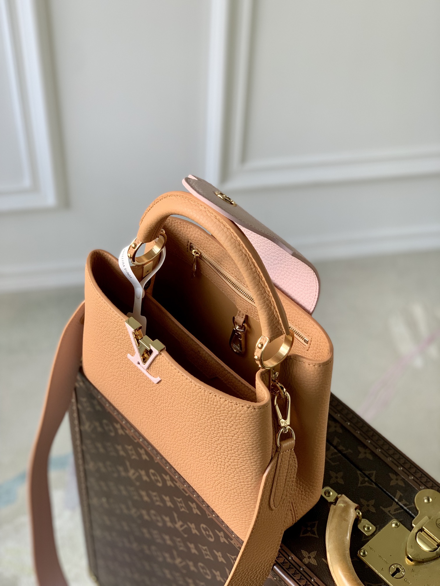 l0*is V*t0n capucines handlebag