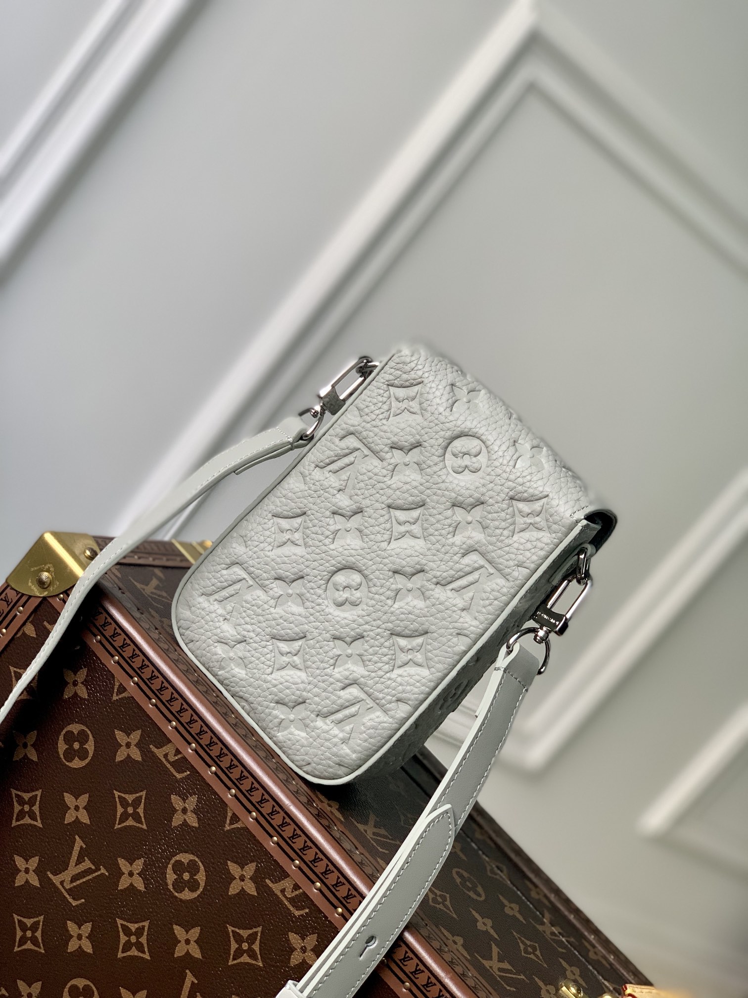 l0*is V*t0n s-lock vertical wearable handbag-12*19*7cm