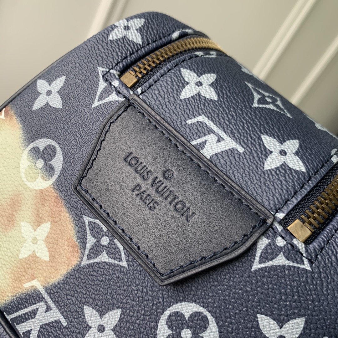 l0*is V*t0n dopp kit-28 x 15 x 16.5cm