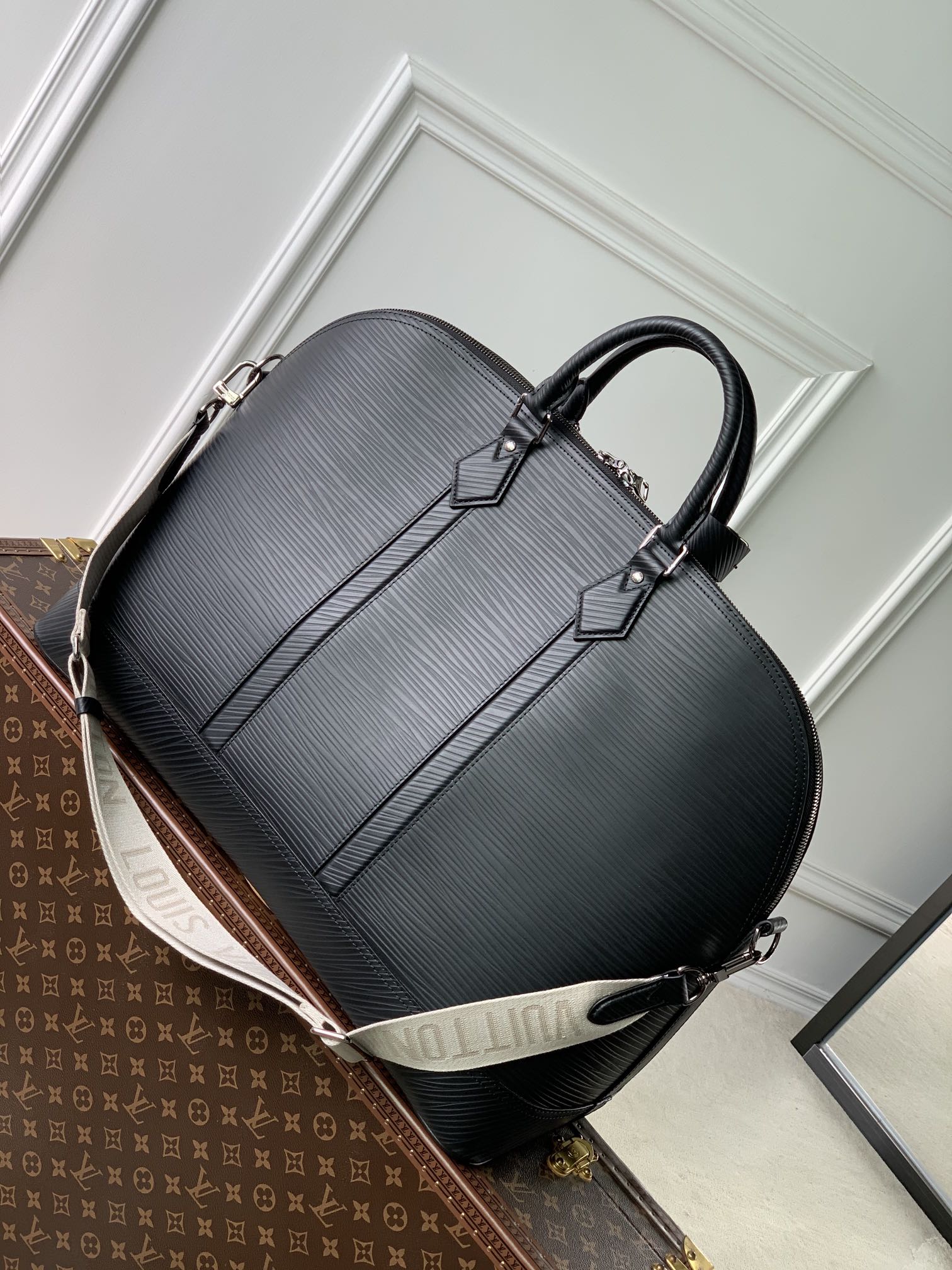 l0*is V*t0n alma travel bag-64 x 42 x 22cm