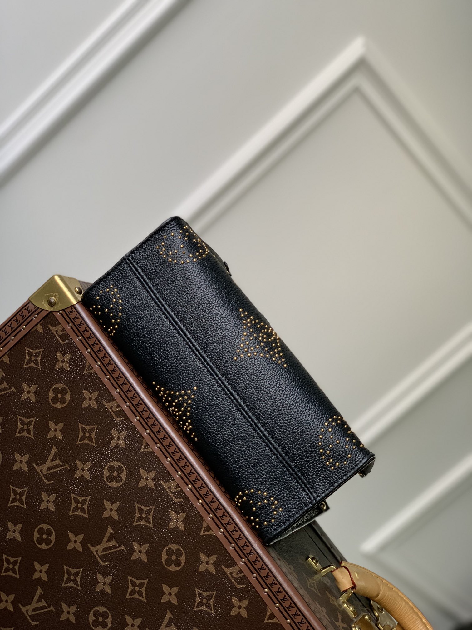 l0*is V*t0n onthego handbag-25*19*11.5 cm