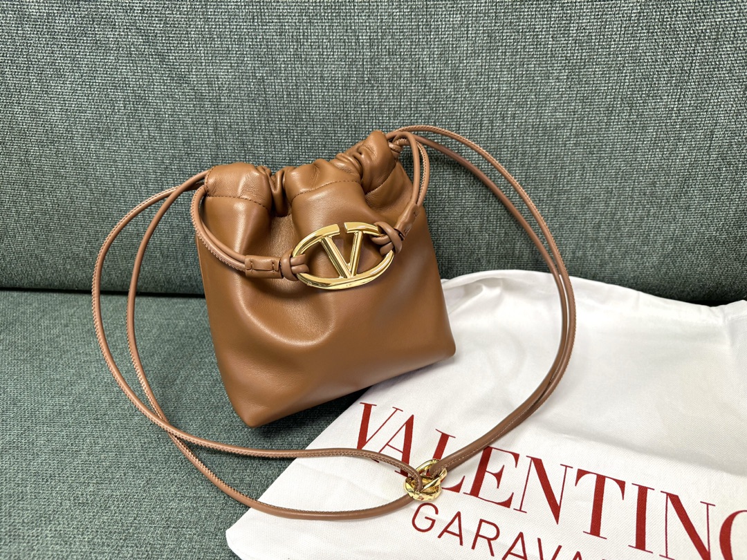 Va1e*ntin0 garavani vlogo pouf bag-20x17x8cm