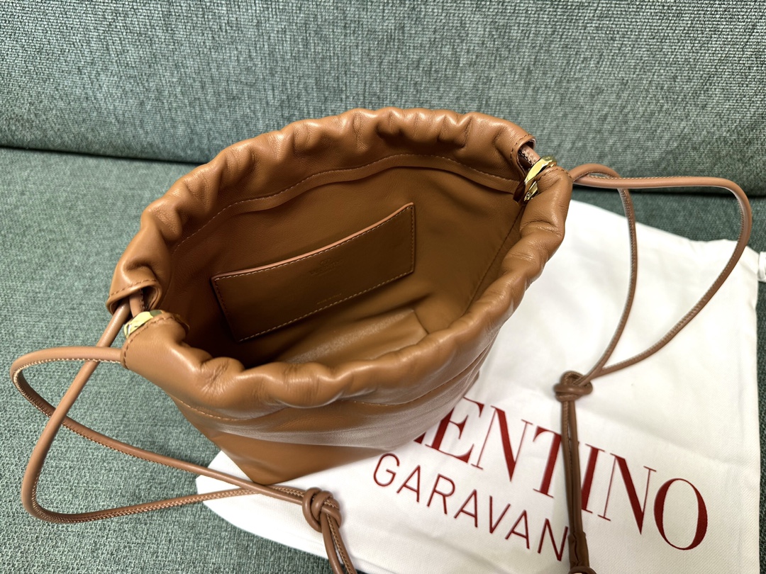 Va1e*ntin0 garavani vlogo pouf bag-20x17x8cm
