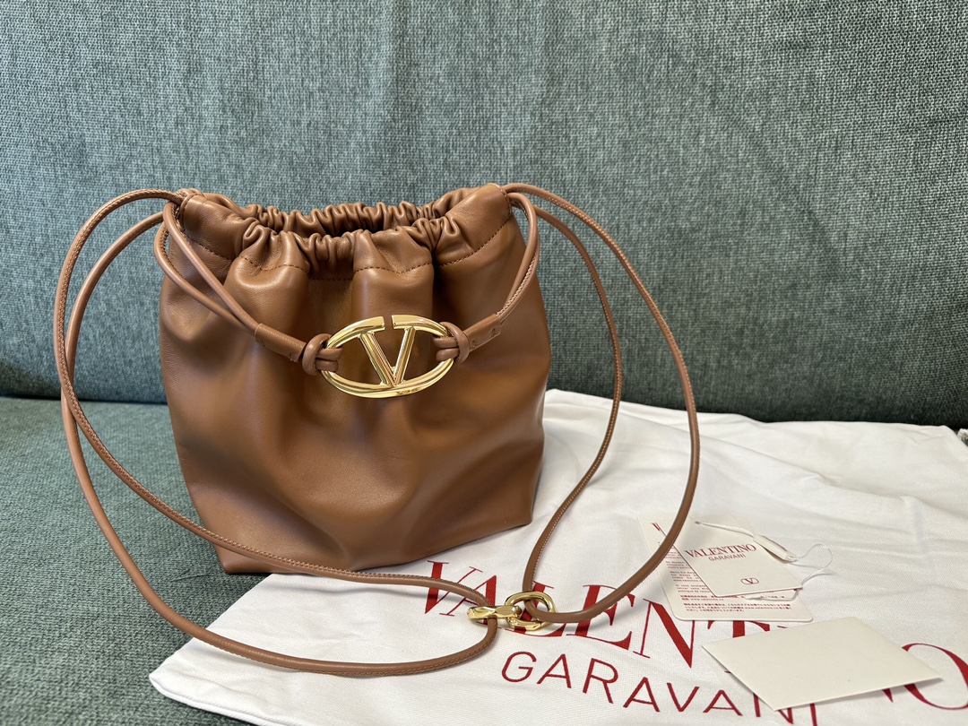 Va1e*ntin0 garavani vlogo pouf bag-23x19x14cm