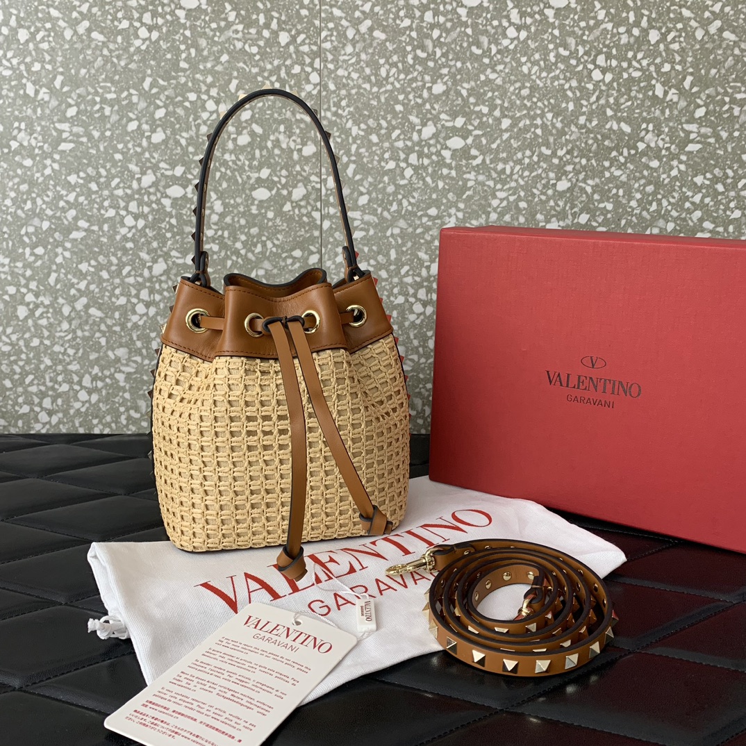 Va1e*ntin0 garavani rockstud bucket in woven raffia-16*18*11cm