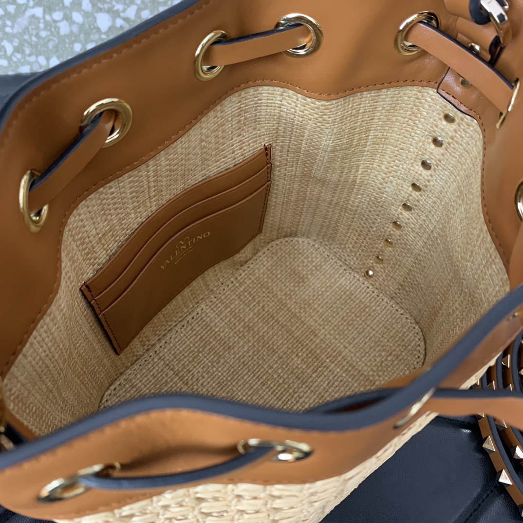 Va1e*ntin0 garavani rockstud bucket in woven raffia-16*18*11cm