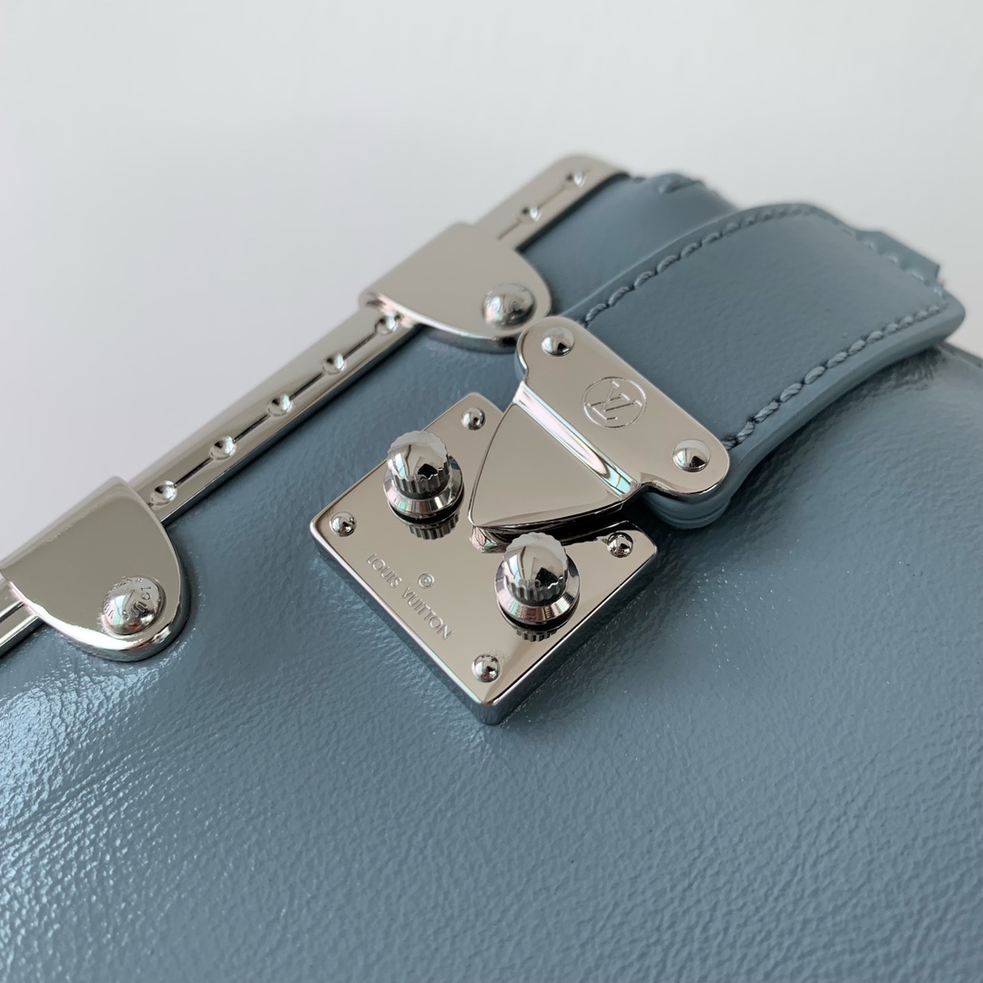 l0*is V*t0n slim trunk--m25445-23 x 12 x 4cm