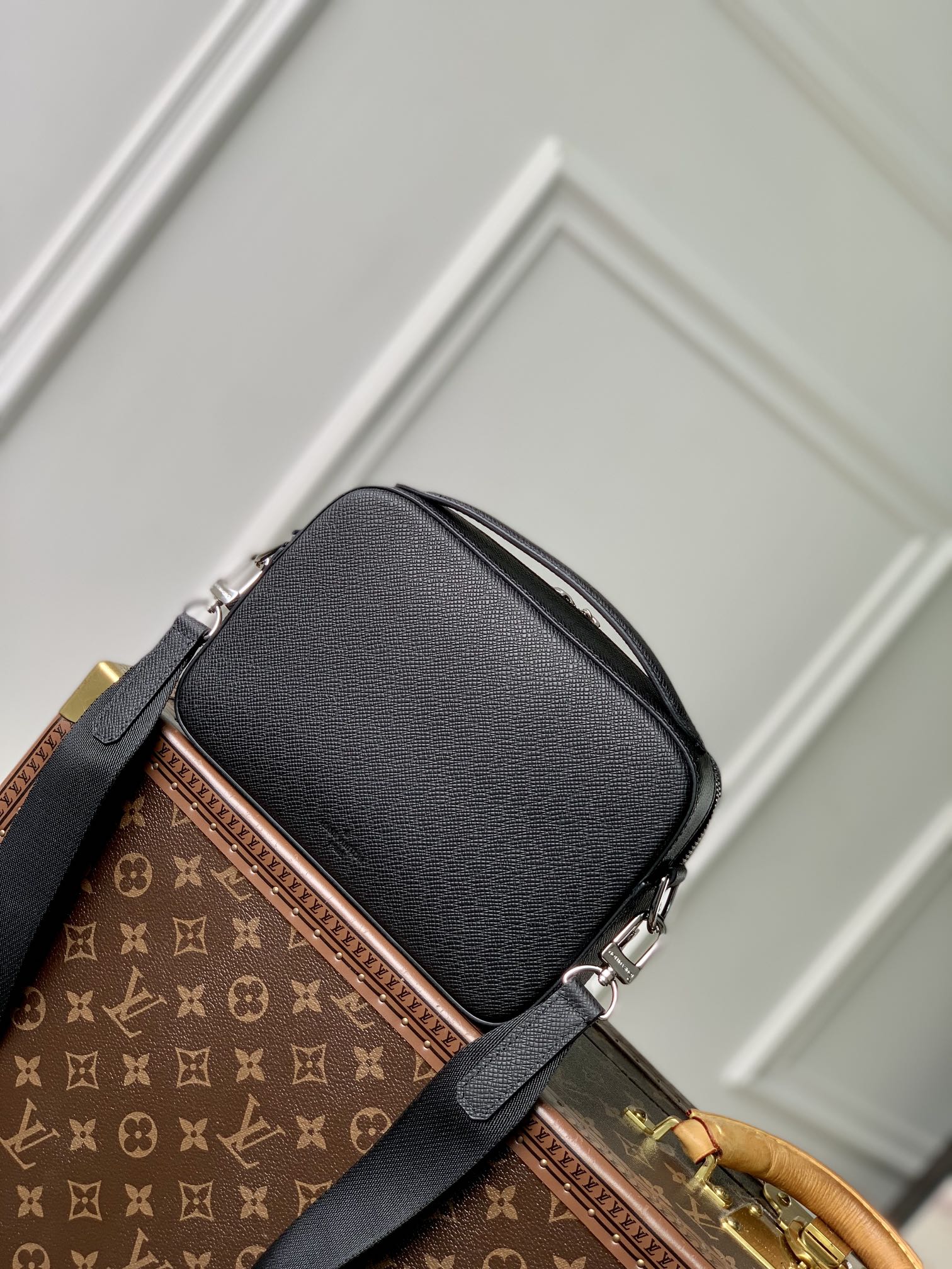 l0*is V*t0n avenue bag-22.5 x 15.5 x 7.5cm